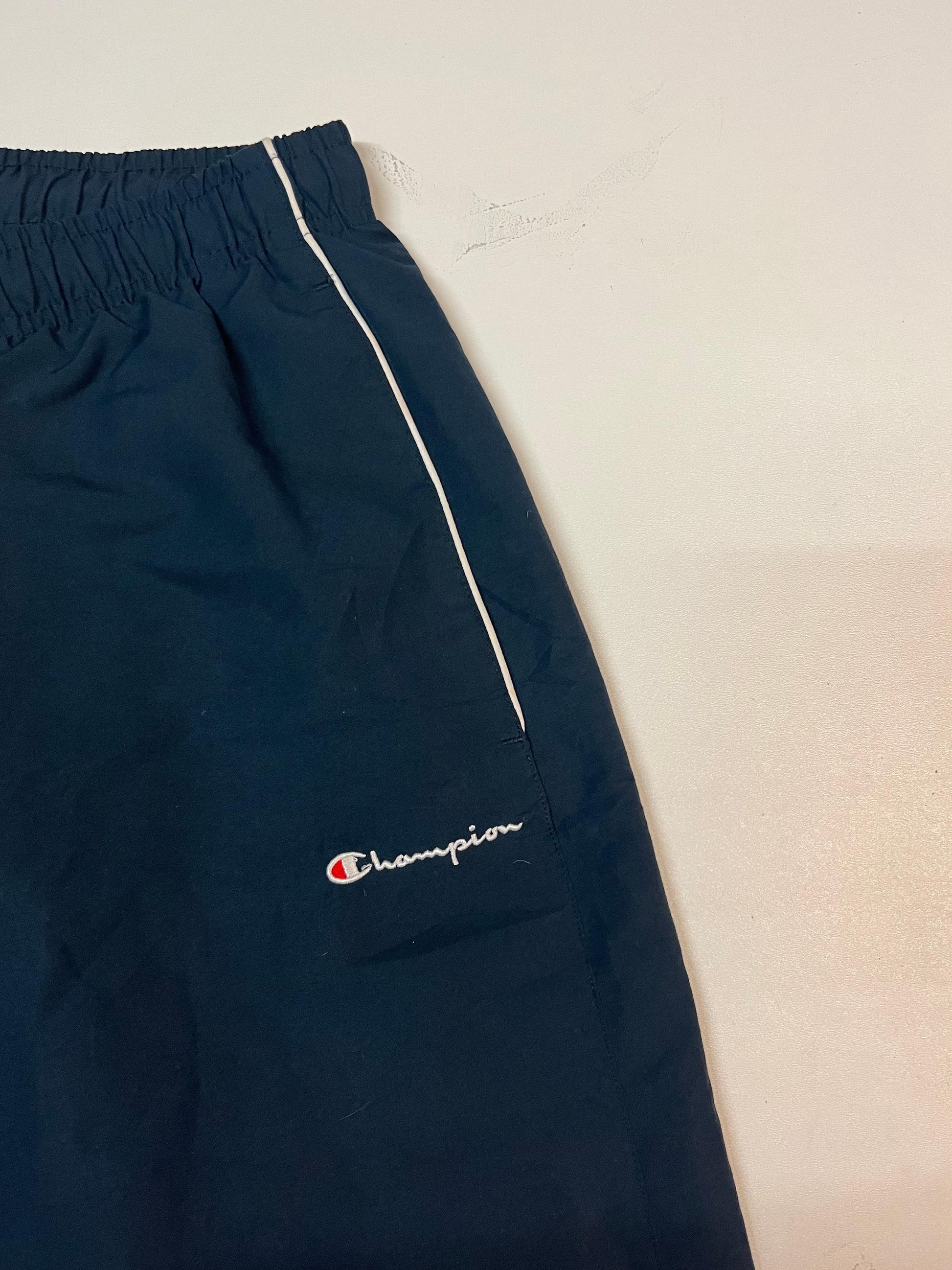 Entdecke unsere Vintage Track Pants von Nike und anderen Marken, erhältlich bei Valuxery.de - Dein Shop für trendige Vintage - Kleidung. Unsere Track Pants sind aus hochwertigen Materialien und