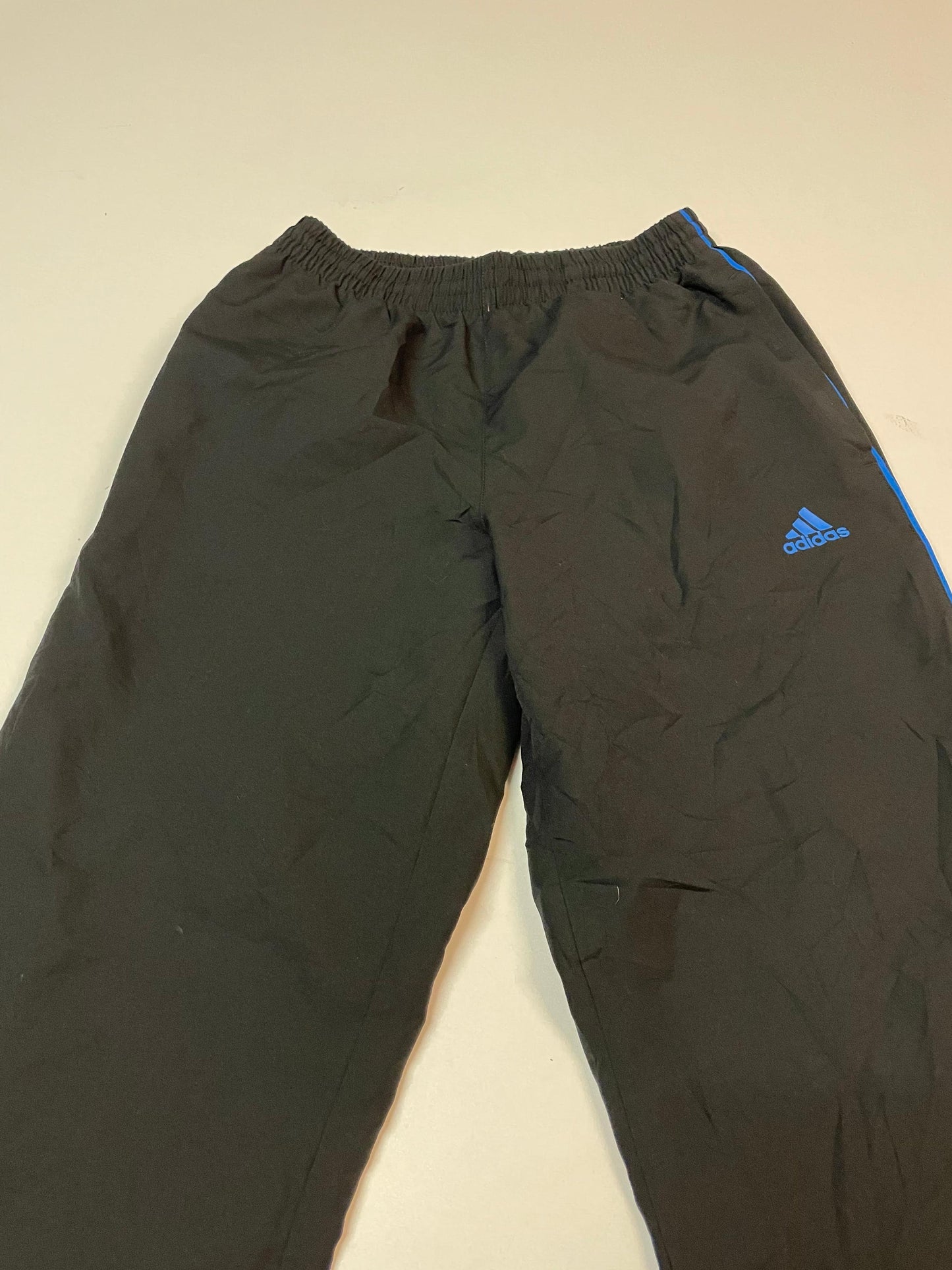 Entdecke unsere Vintage Track Pants von Nike und anderen Marken, erhältlich bei Valuxery.de - Dein Shop für trendige Vintage - Kleidung. Unsere Track Pants sind aus hochwertigen Materialien und