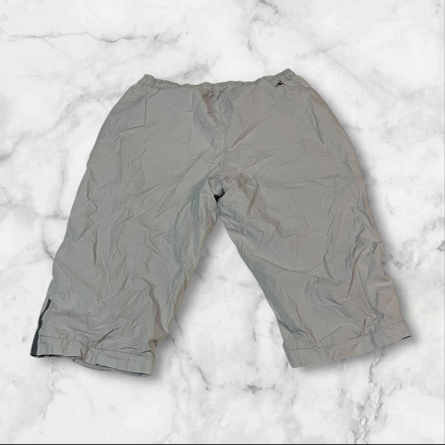 Entdecke unsere Vintage Track Pants von Nike und anderen Marken, erhältlich bei Valuxery.de - Dein Shop für trendige Vintage - Kleidung. Unsere Track Pants sind aus hochwertigen Materialien und