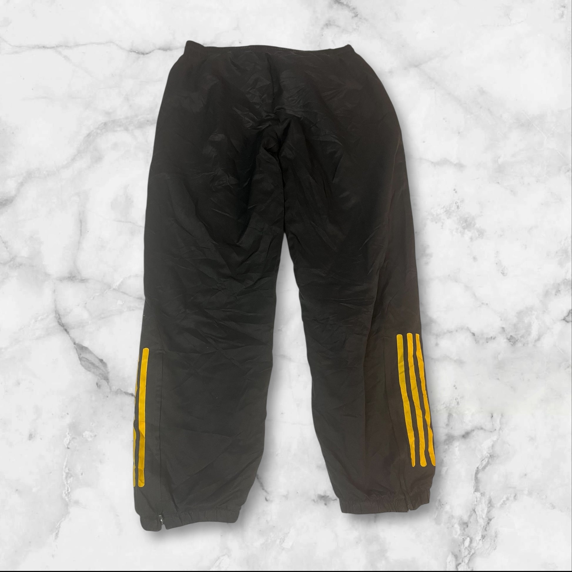 Entdecke unsere Vintage Track Pants von Nike und anderen Marken, erhältlich bei Valuxery.de - Dein Shop für trendige Vintage - Kleidung. Unsere Track Pants sind aus hochwertigen Materialien und