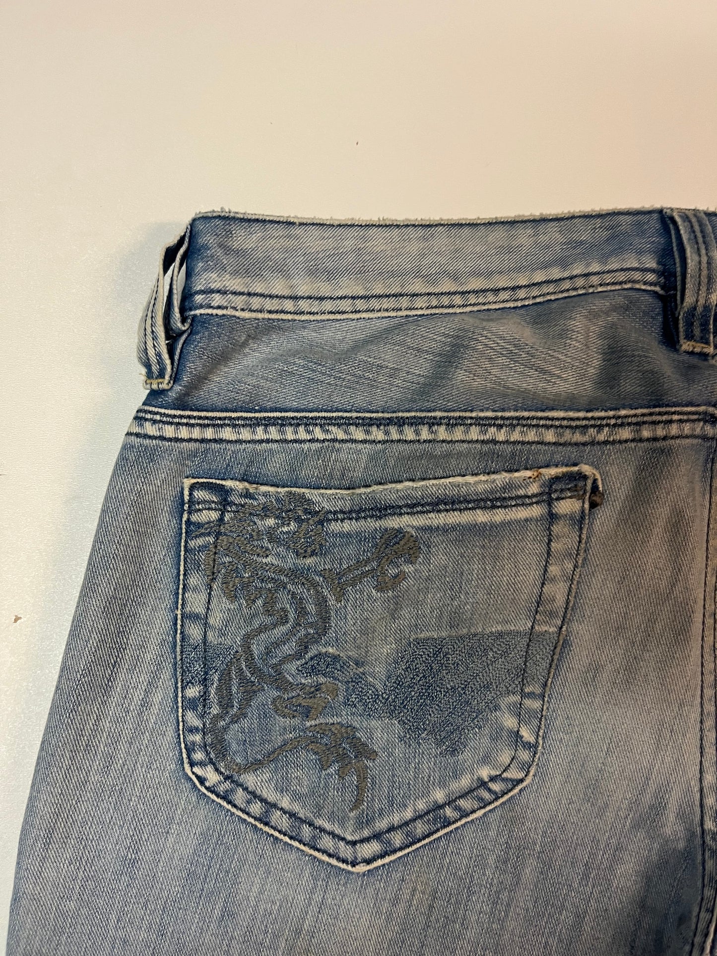 Entdecke unsere Vintage Track Pants von Nike und anderen Marken, erhältlich bei Valuxery.de - Dein Shop für trendige Vintage - Kleidung. Unsere Track Pants sind aus hochwertigen Materialien und