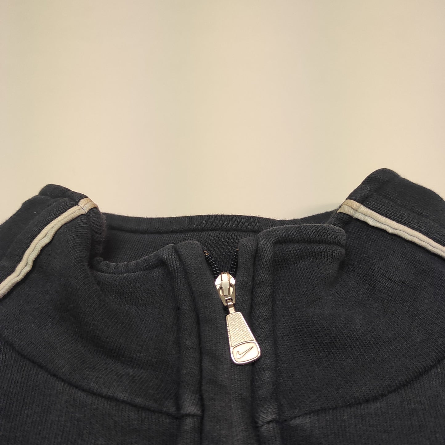 Entdecke unsere Vintage Track Pants von Nike und anderen Marken, erhältlich bei Valuxery.de - Dein Shop für trendige Vintage - Kleidung. Unsere Track Pants sind aus hochwertigen Materialien und