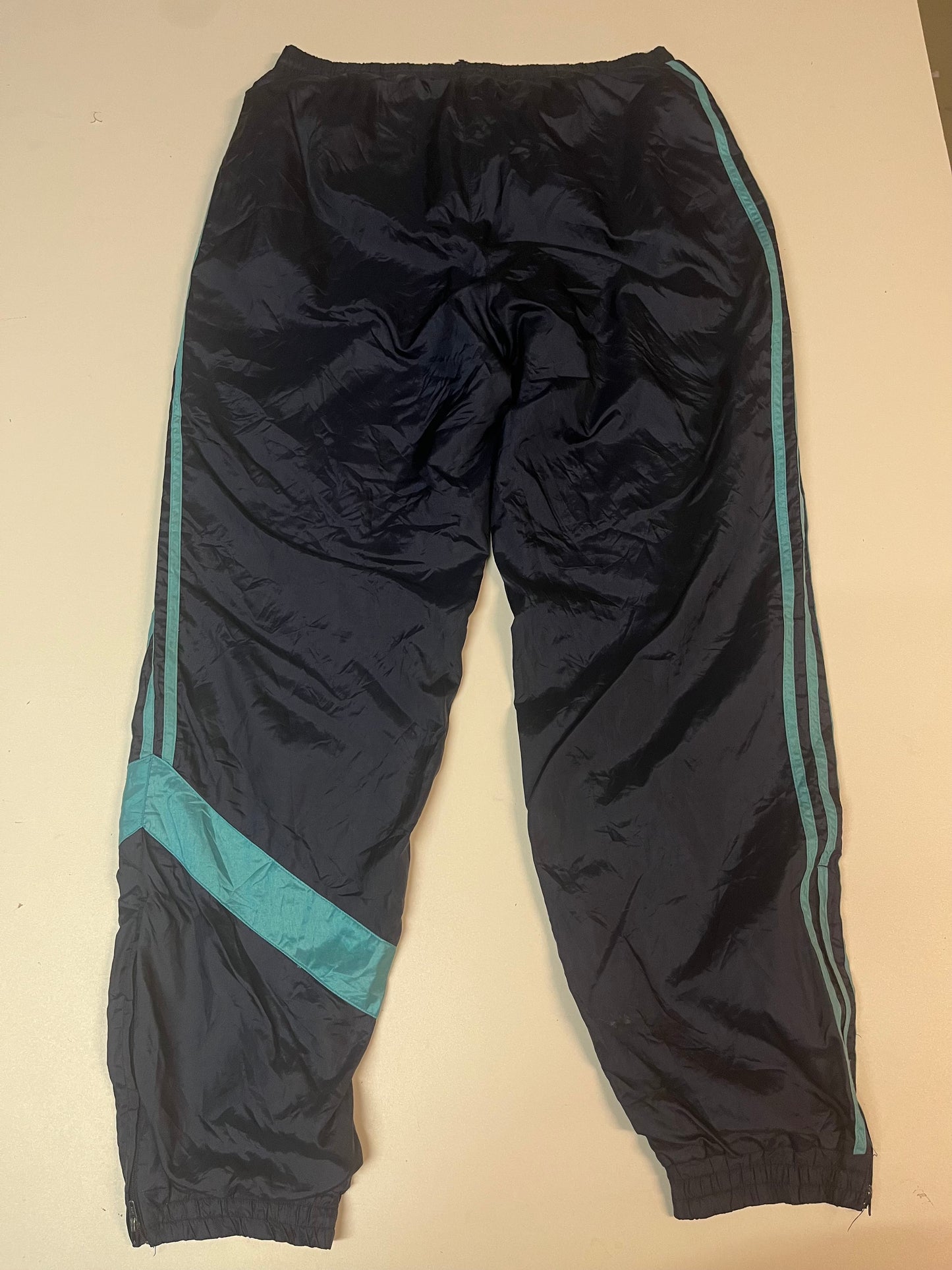 Entdecke unsere Vintage Track Pants von Nike und anderen Marken, erhältlich bei Valuxery.de - Dein Shop für trendige Vintage - Kleidung. Unsere Track Pants sind aus hochwertigen Materialien und