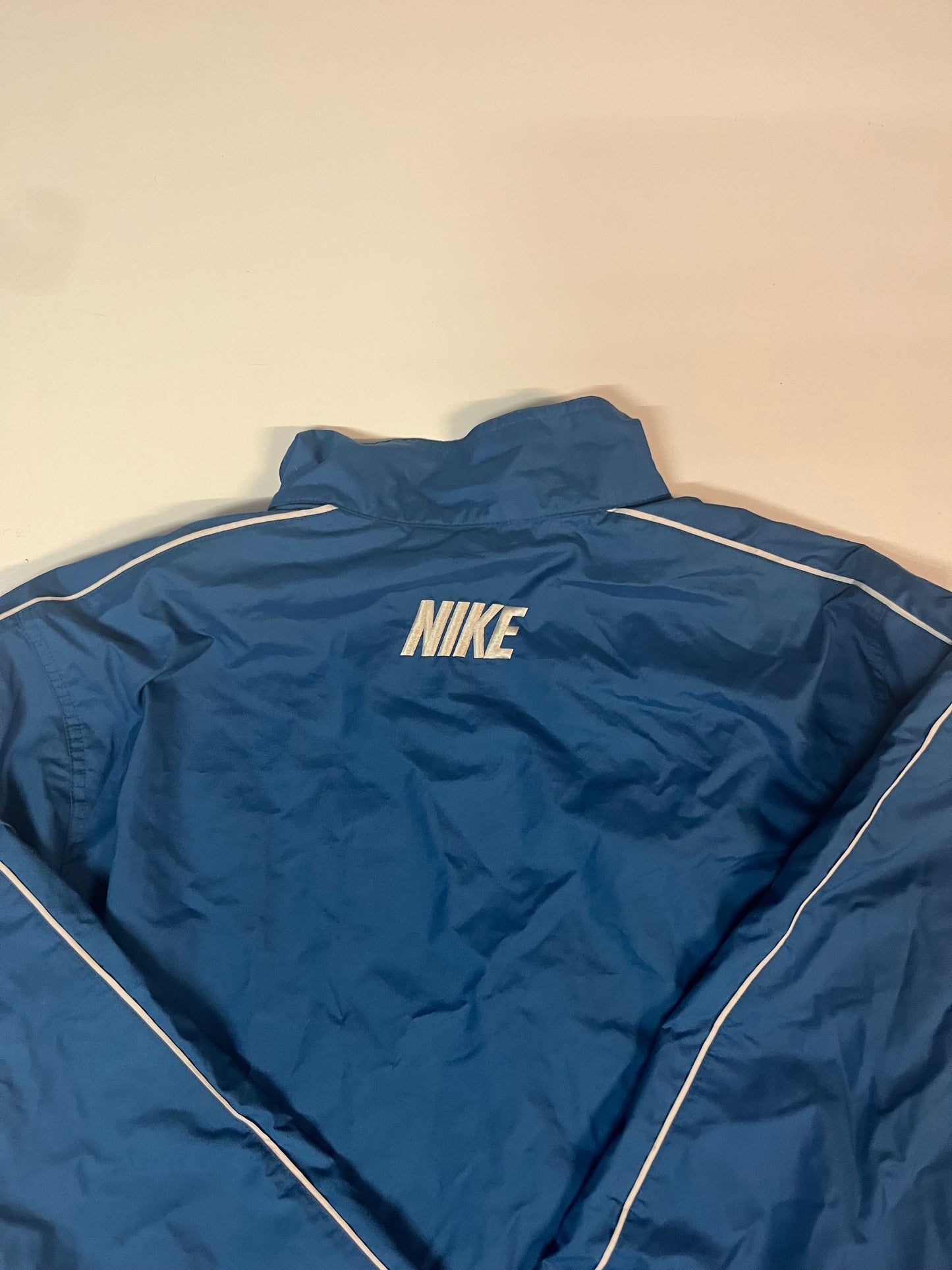 Entdecke unsere Vintage Track Pants von Nike und anderen Marken, erhältlich bei Valuxery.de - Dein Shop für trendige Vintage - Kleidung. Unsere Track Pants sind aus hochwertigen Materialien und