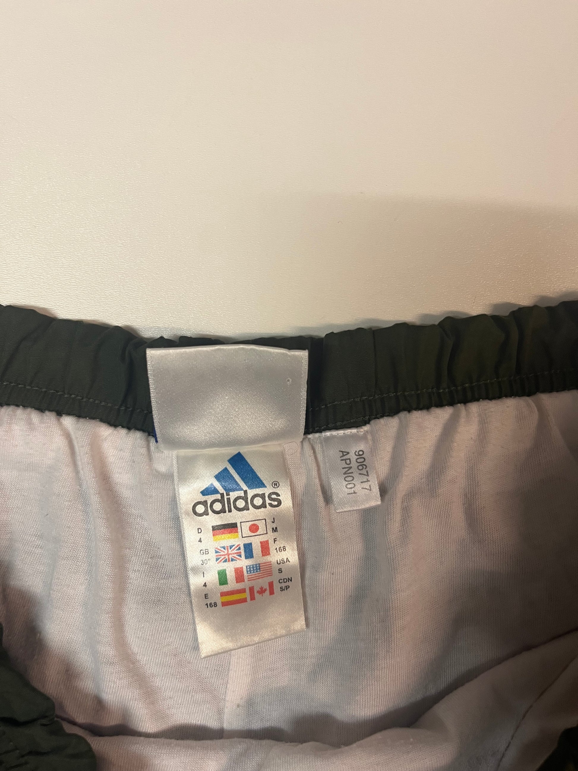 Entdecke unsere Vintage Track Pants von Nike und anderen Marken, erhältlich bei Valuxery.de - Dein Shop für trendige Vintage - Kleidung. Unsere Track Pants sind aus hochwertigen Materialien und