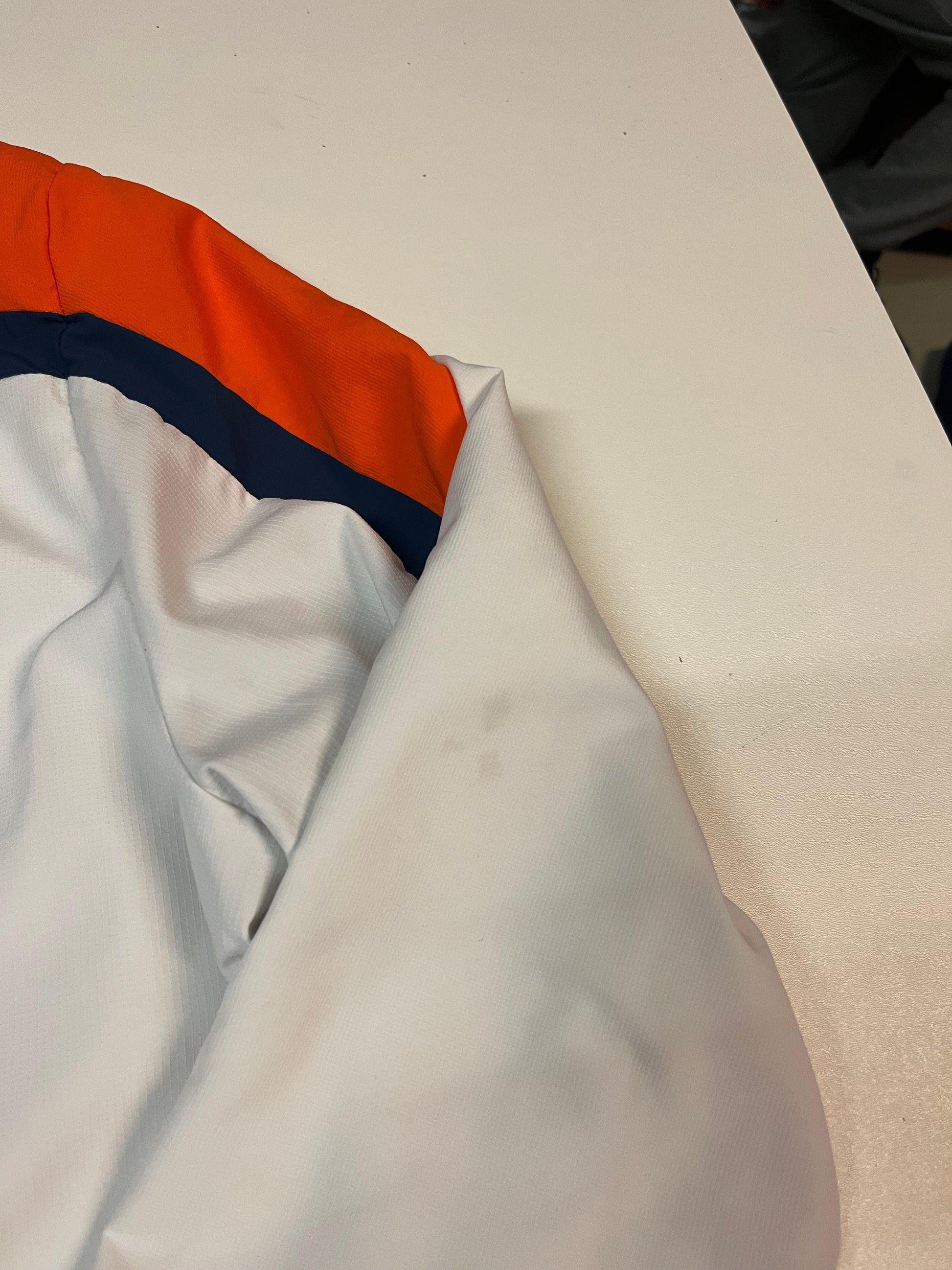 Entdecke unsere Vintage Track Pants von Nike und anderen Marken, erhältlich bei Valuxery.de - Dein Shop für trendige Vintage - Kleidung. Unsere Track Pants sind aus hochwertigen Materialien und