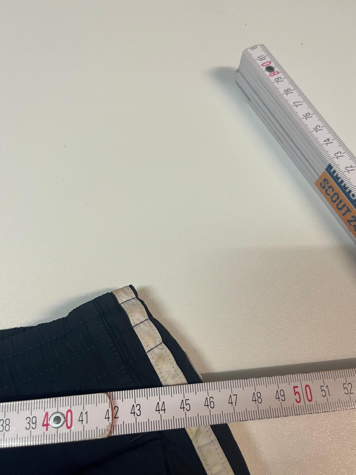 Entdecke unsere Vintage Track Pants von Nike und anderen Marken, erhältlich bei Valuxery.de - Dein Shop für trendige Vintage - Kleidung. Unsere Track Pants sind aus hochwertigen Materialien und