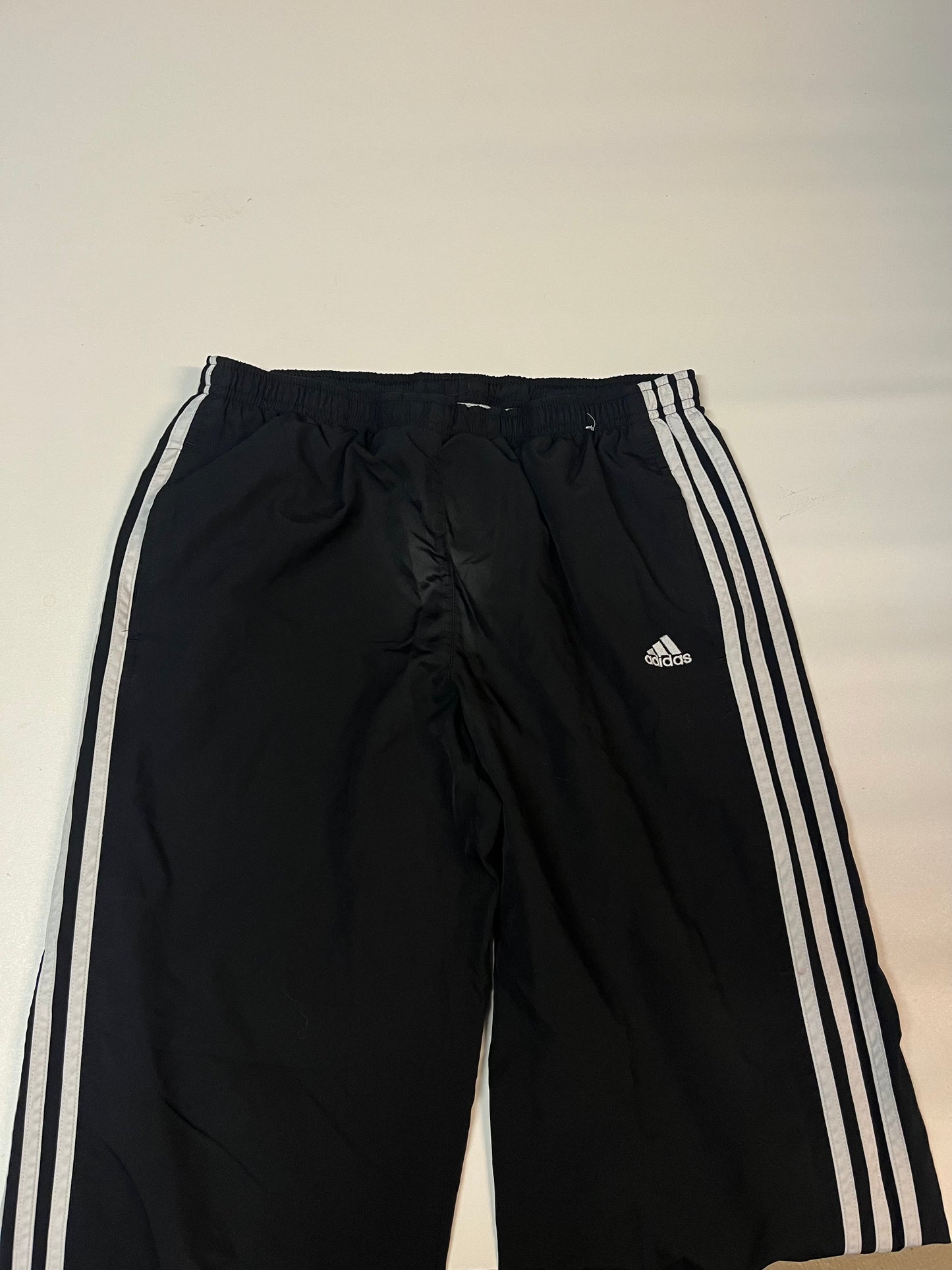 Entdecke unsere Vintage Track Pants von Nike und anderen Marken, erhältlich bei Valuxery.de - Dein Shop für trendige Vintage - Kleidung. Unsere Track Pants sind aus hochwertigen Materialien und