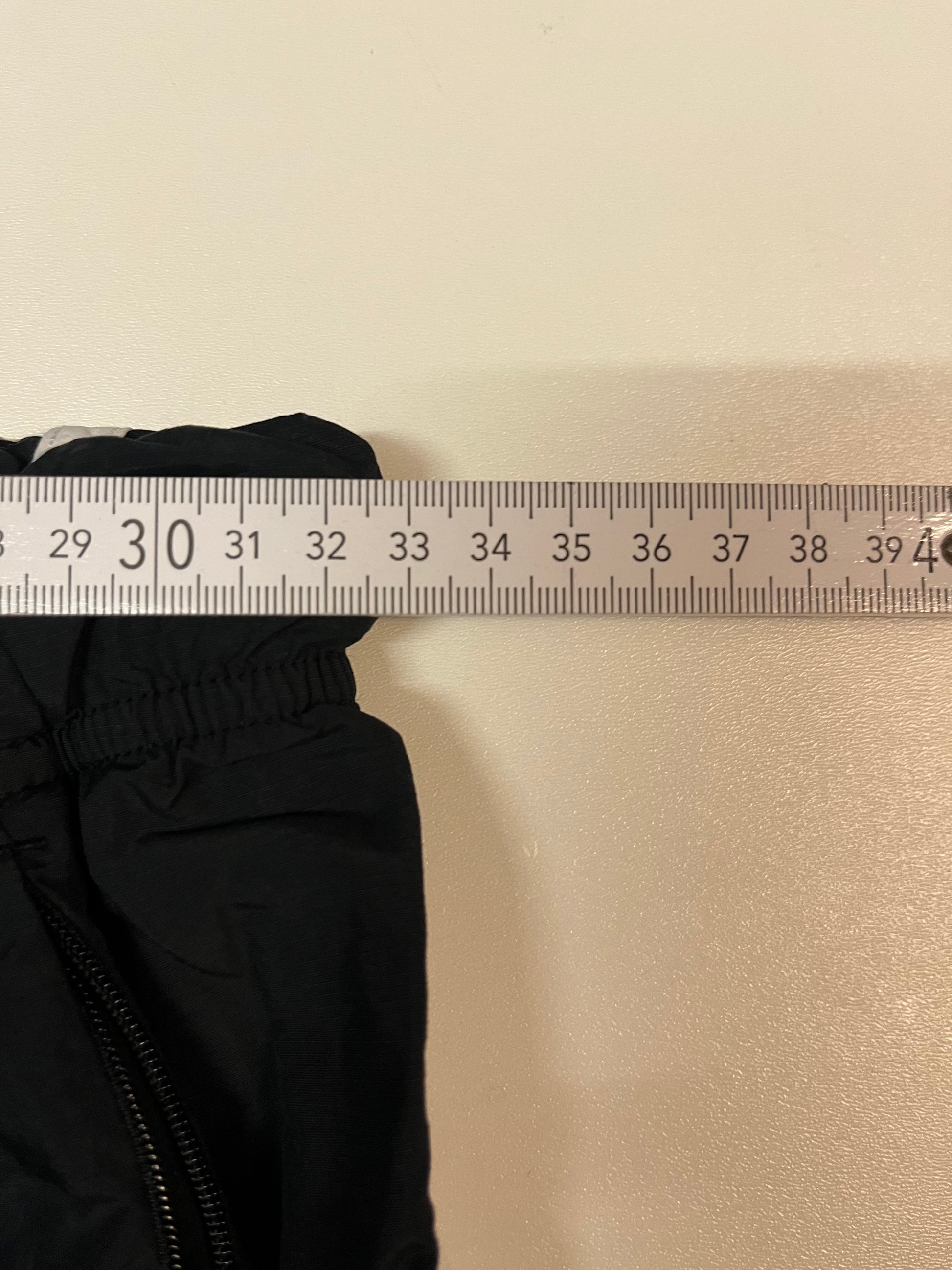 Entdecke unsere Vintage Track Pants von Nike und anderen Marken, erhältlich bei Valuxery.de - Dein Shop für trendige Vintage - Kleidung. Unsere Track Pants sind aus hochwertigen Materialien und