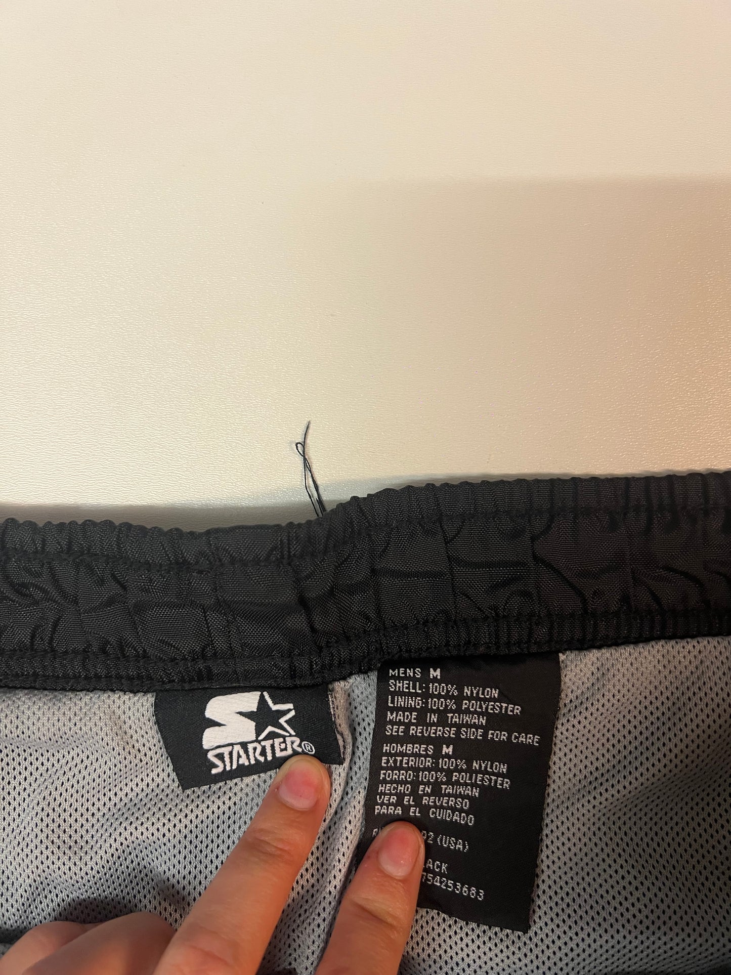 Entdecke unsere Vintage Track Pants von Nike und anderen Marken, erhältlich bei Valuxery.de - Dein Shop für trendige Vintage - Kleidung. Unsere Track Pants sind aus hochwertigen Materialien und