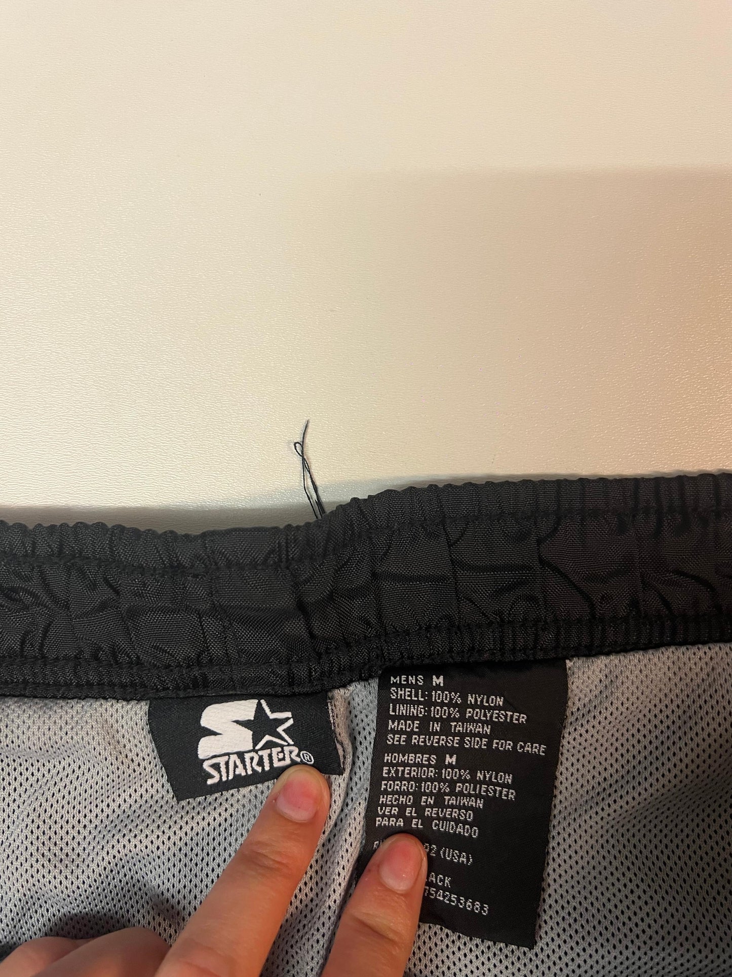 Entdecke unsere Vintage Track Pants von Nike und anderen Marken, erhältlich bei Valuxery.de - Dein Shop für trendige Vintage - Kleidung. Unsere Track Pants sind aus hochwertigen Materialien und