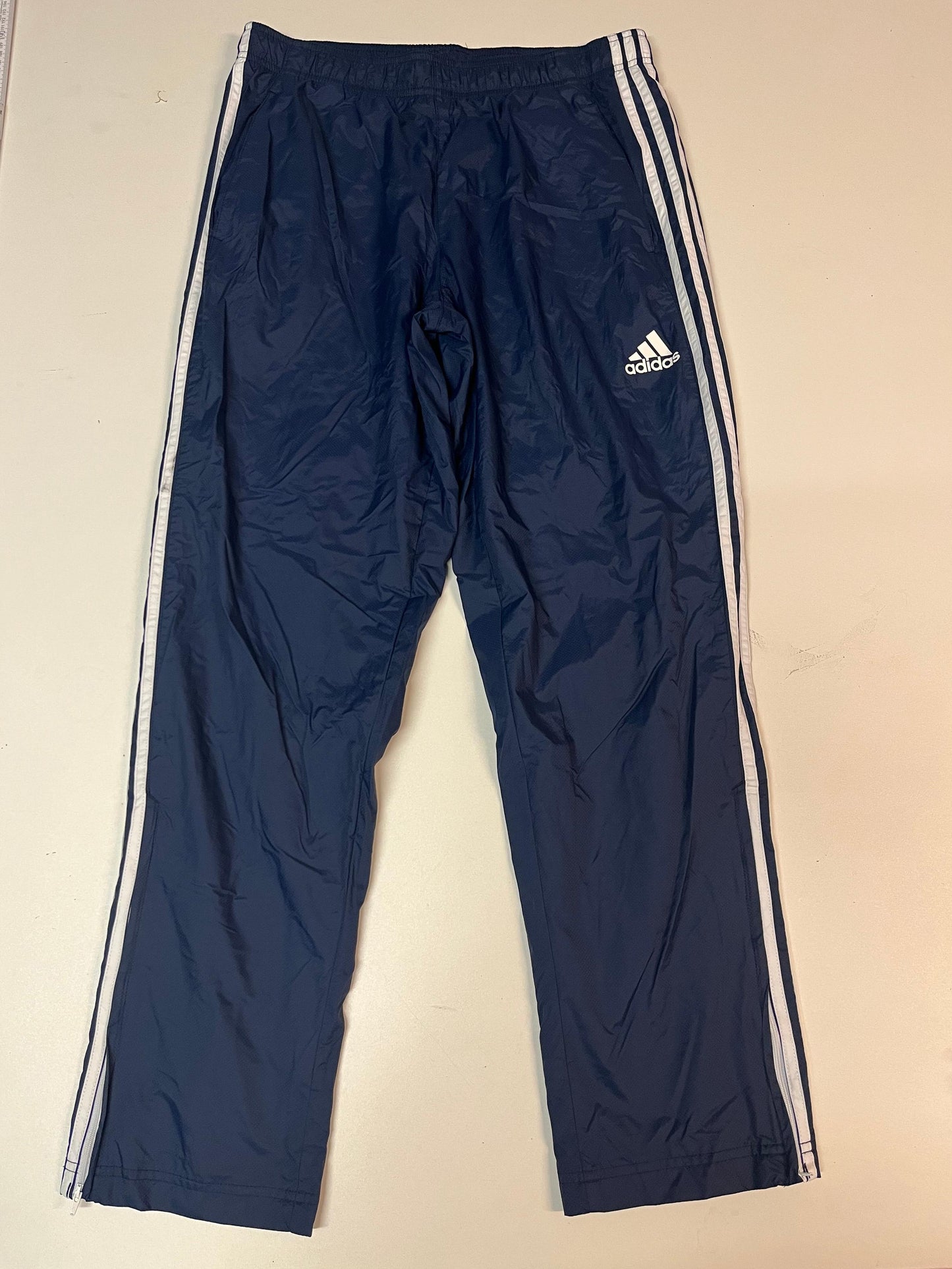 Entdecke unsere Vintage Track Pants von Nike und anderen Marken, erhältlich bei Valuxery.de - Dein Shop für trendige Vintage - Kleidung. Unsere Track Pants sind aus hochwertigen Materialien und