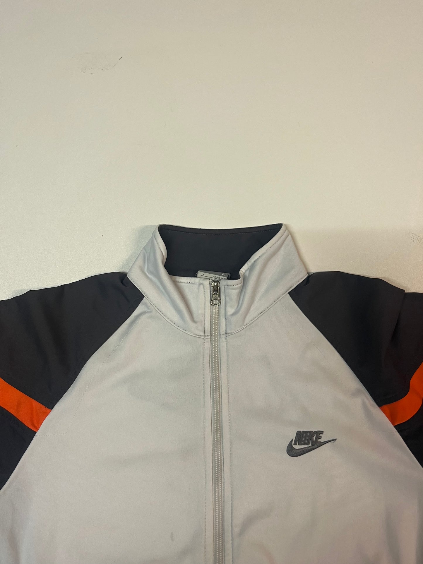Entdecke unsere Vintage Track Pants von Nike und anderen Marken, erhältlich bei Valuxery.de - Dein Shop für trendige Vintage - Kleidung. Unsere Track Pants sind aus hochwertigen Materialien und