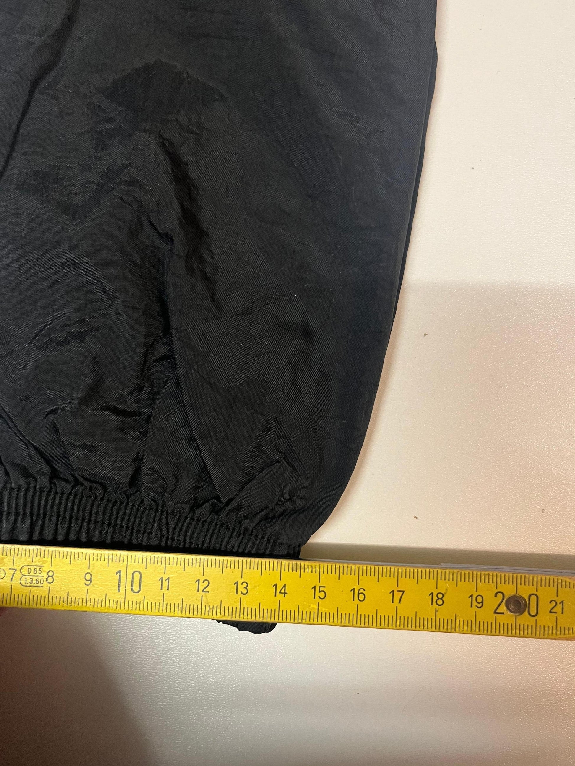 Entdecke unsere Vintage Track Pants von Nike und anderen Marken, erhältlich bei Valuxery.de - Dein Shop für trendige Vintage - Kleidung. Unsere Track Pants sind aus hochwertigen Materialien und