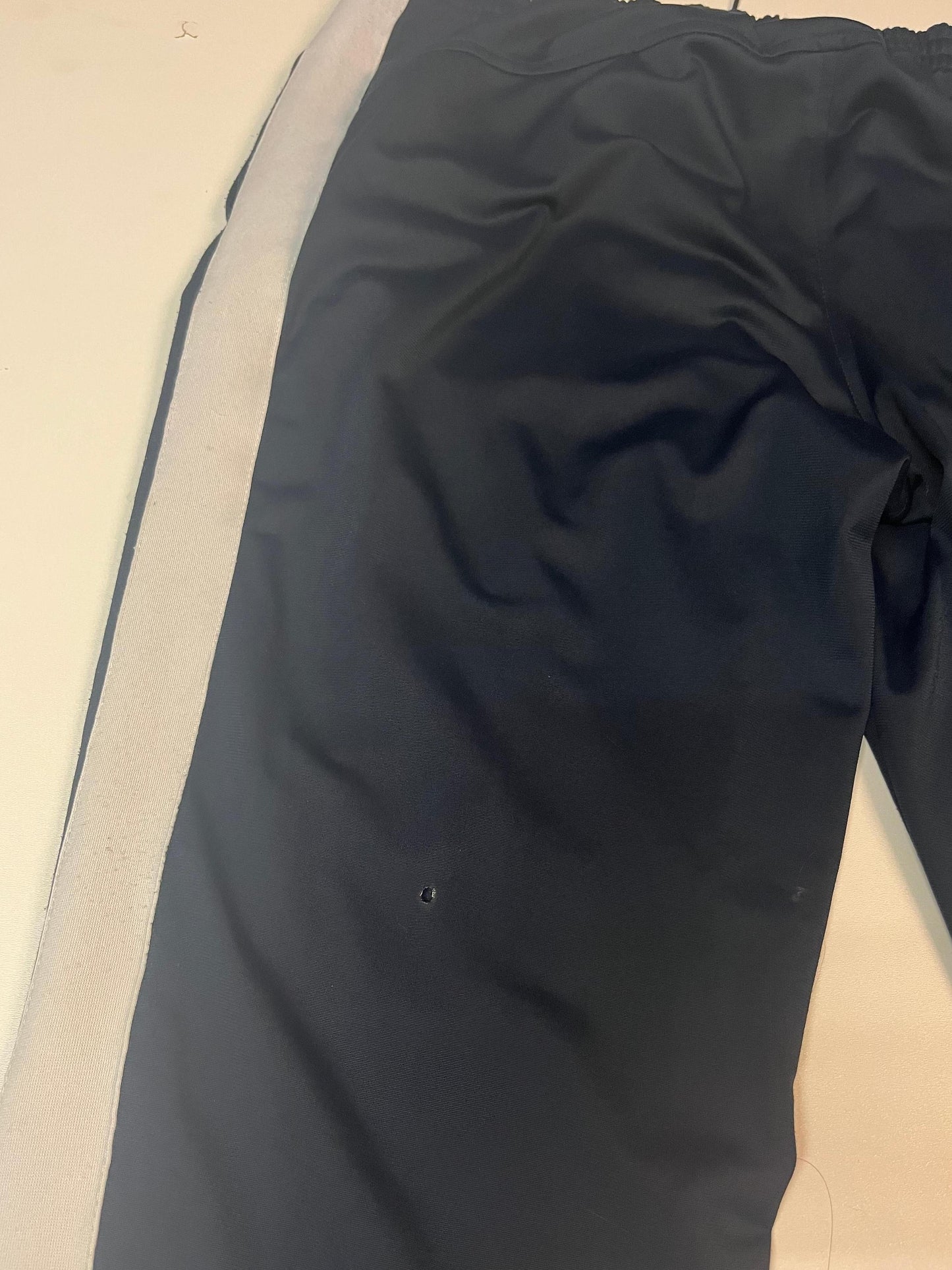 Entdecke unsere Vintage Track Pants von Nike und anderen Marken, erhältlich bei Valuxery.de - Dein Shop für trendige Vintage - Kleidung. Unsere Track Pants sind aus hochwertigen Materialien und