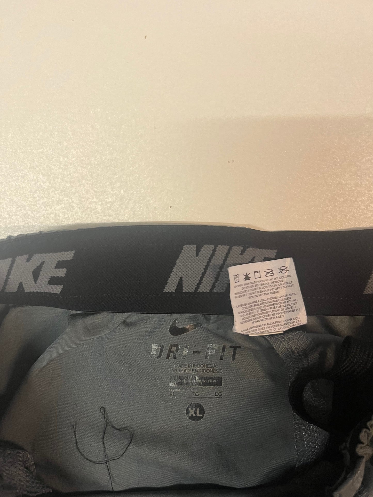 Entdecke unsere Vintage Track Pants von Nike und anderen Marken, erhältlich bei Valuxery.de - Dein Shop für trendige Vintage - Kleidung. Unsere Track Pants sind aus hochwertigen Materialien und