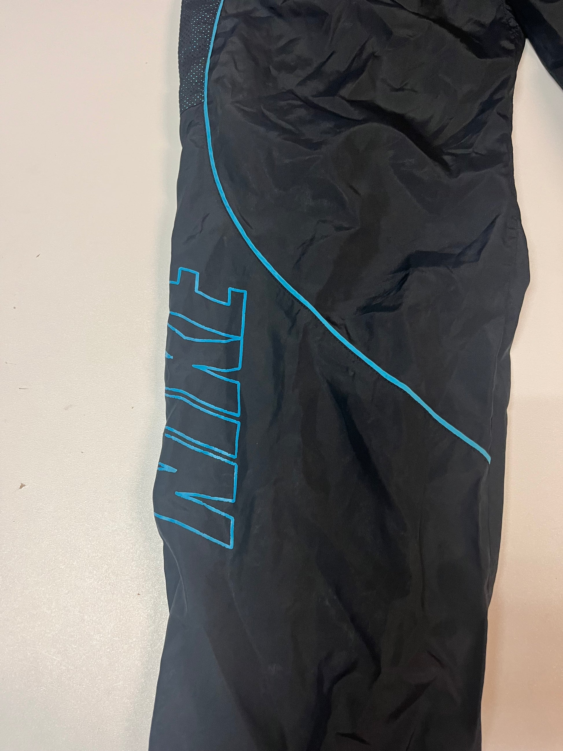 Entdecke unsere Vintage Track Pants von Nike und anderen Marken, erhältlich bei Valuxery.de - Dein Shop für trendige Vintage - Kleidung. Unsere Track Pants sind aus hochwertigen Materialien und