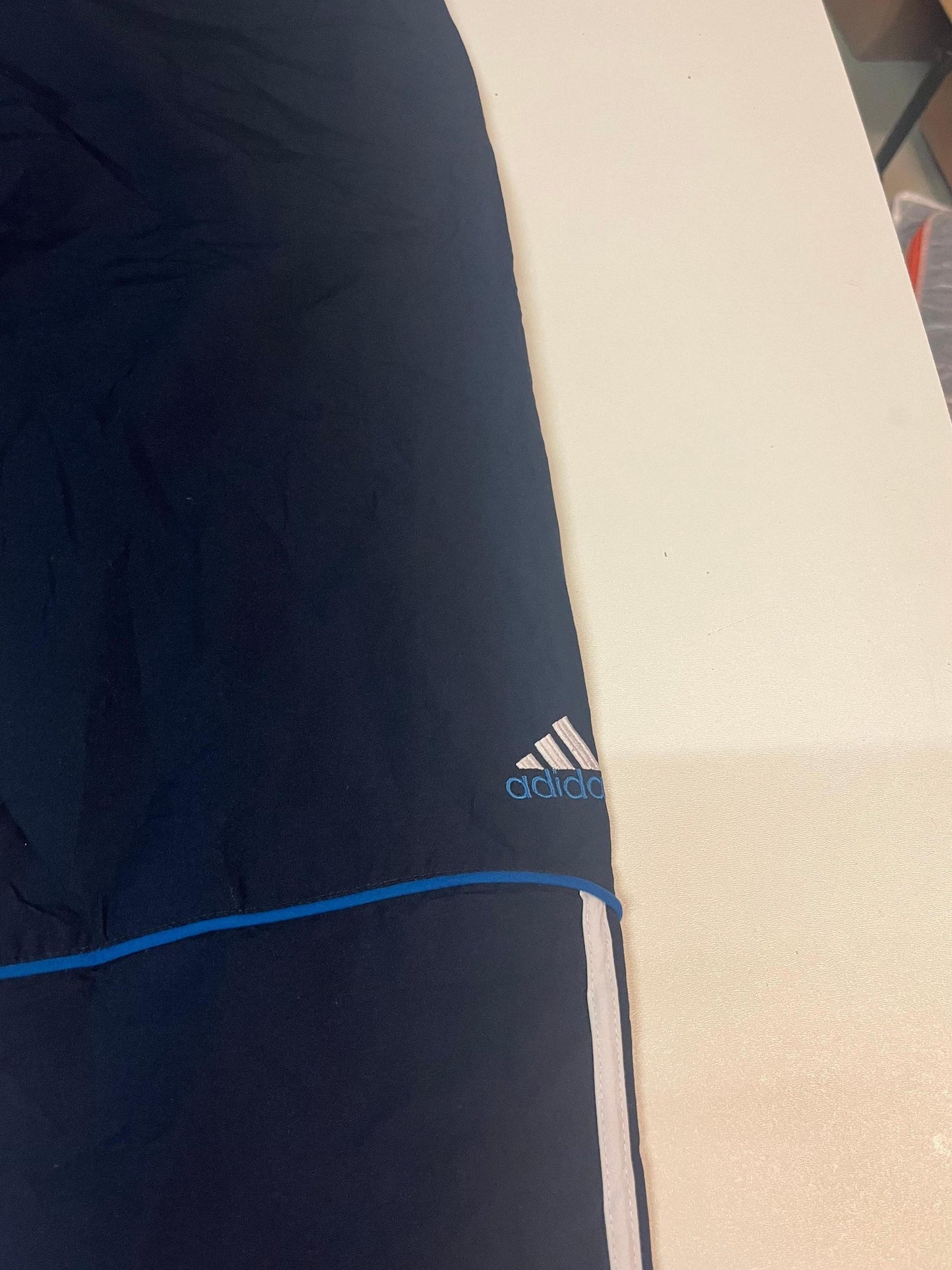 Entdecke unsere Vintage Track Pants von Nike und anderen Marken, erhältlich bei Valuxery.de - Dein Shop für trendige Vintage - Kleidung. Unsere Track Pants sind aus hochwertigen Materialien und