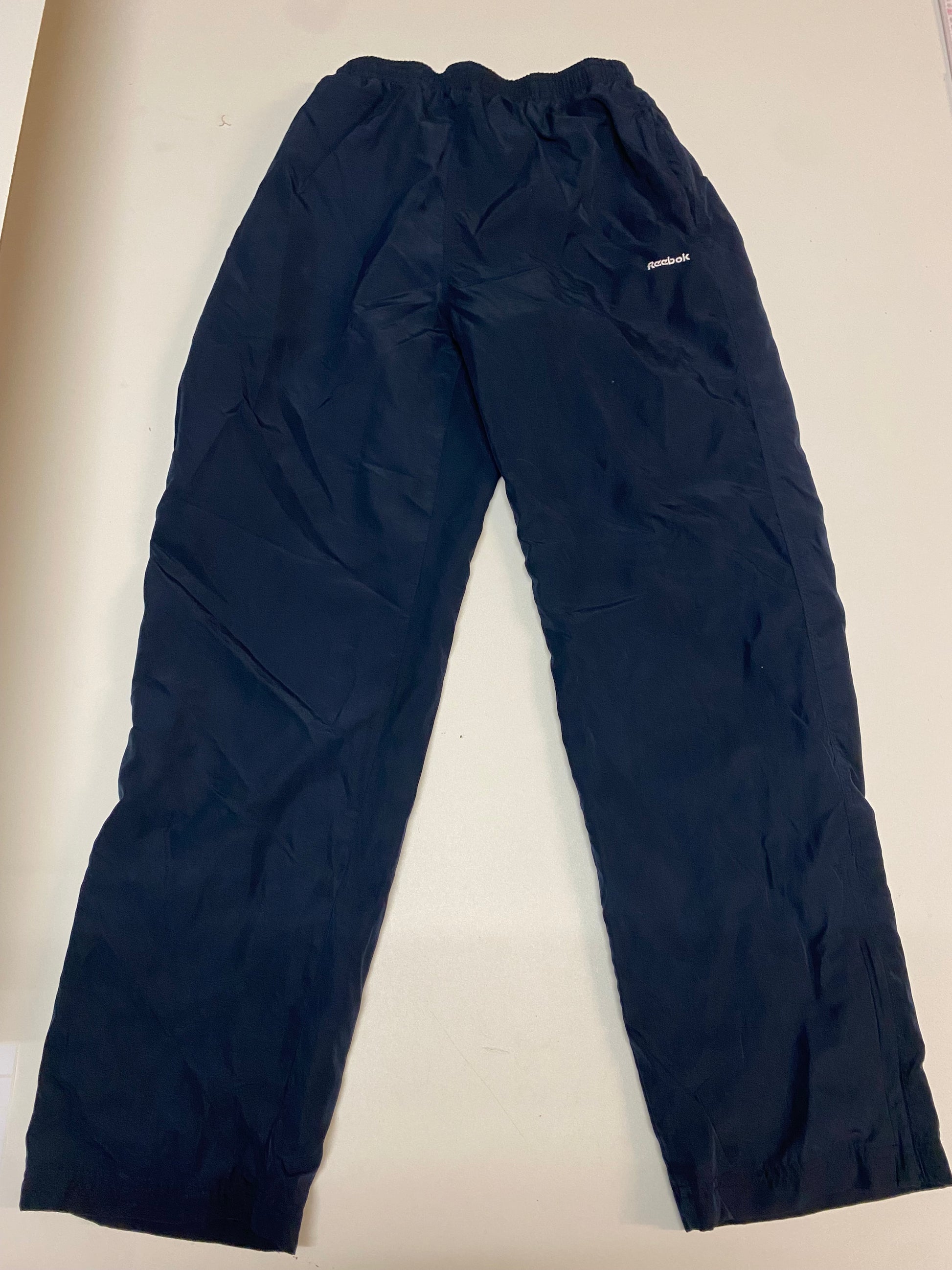Entdecke unsere Vintage Track Pants von Nike und anderen Marken, erhältlich bei Valuxery.de - Dein Shop für trendige Vintage - Kleidung. Unsere Track Pants sind aus hochwertigen Materialien und