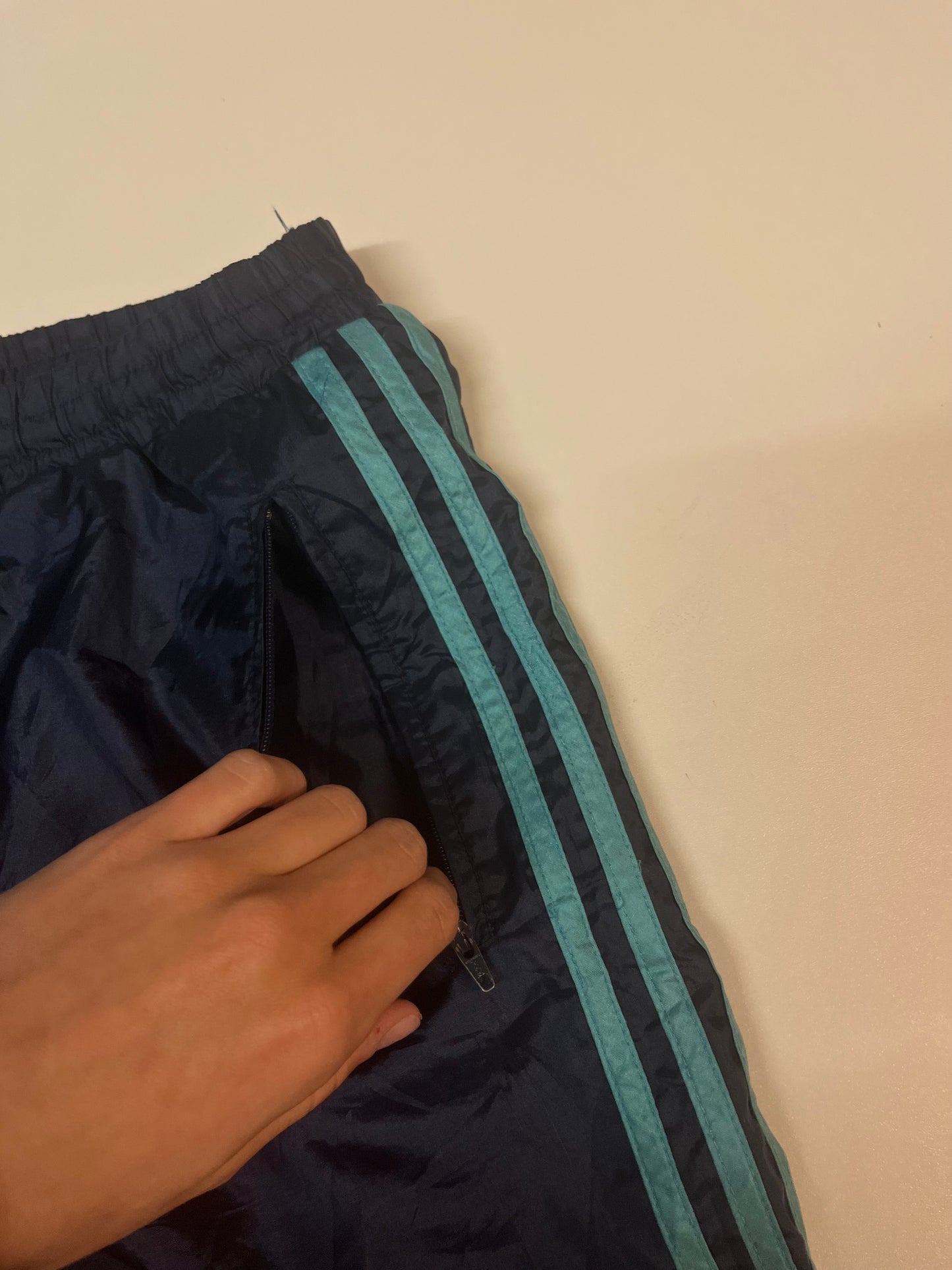 Entdecke unsere Vintage Track Pants von Nike und anderen Marken, erhältlich bei Valuxery.de - Dein Shop für trendige Vintage - Kleidung. Unsere Track Pants sind aus hochwertigen Materialien und