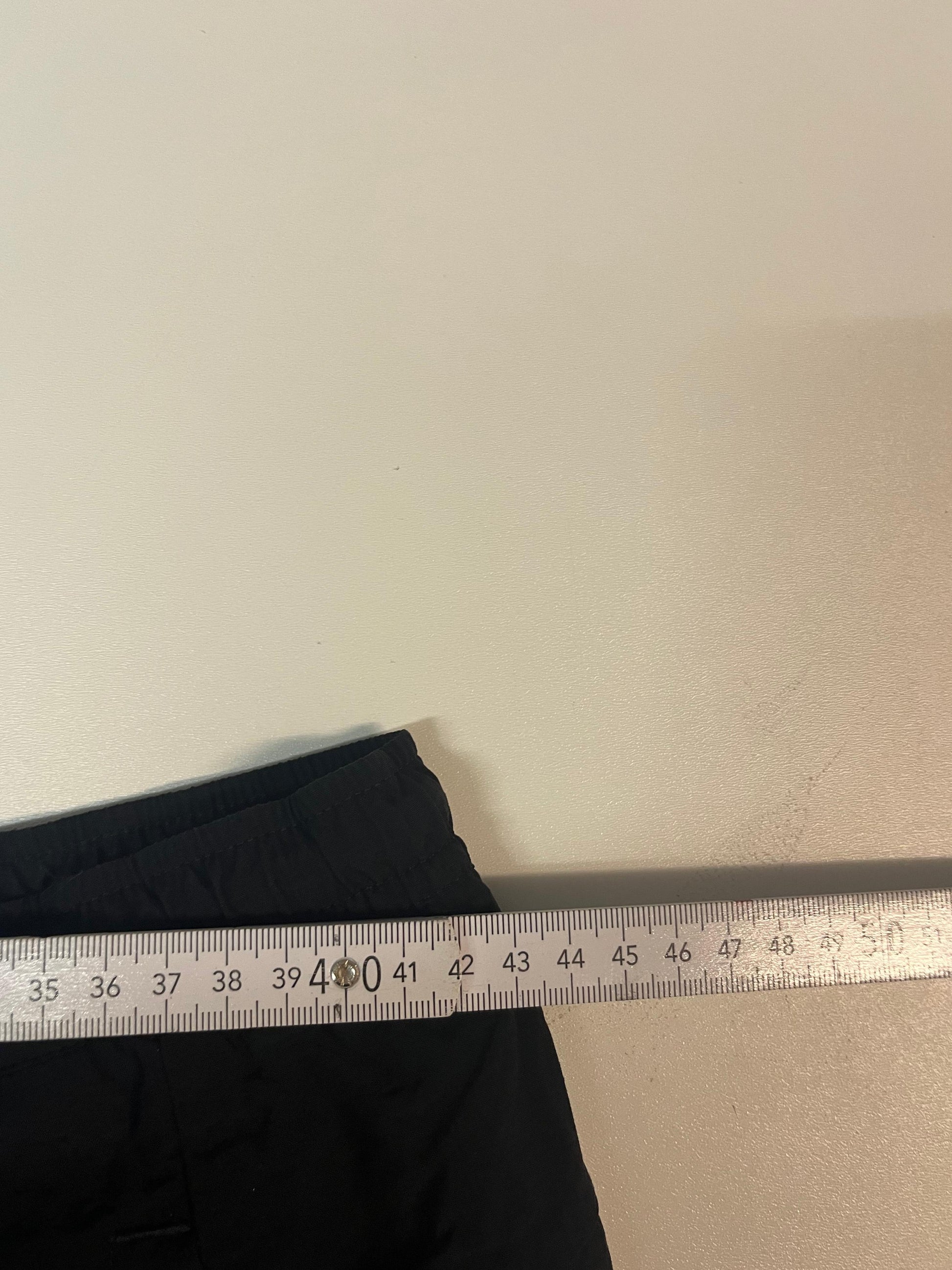 Entdecke unsere Vintage Track Pants von Nike und anderen Marken, erhältlich bei Valuxery.de - Dein Shop für trendige Vintage - Kleidung. Unsere Track Pants sind aus hochwertigen Materialien und