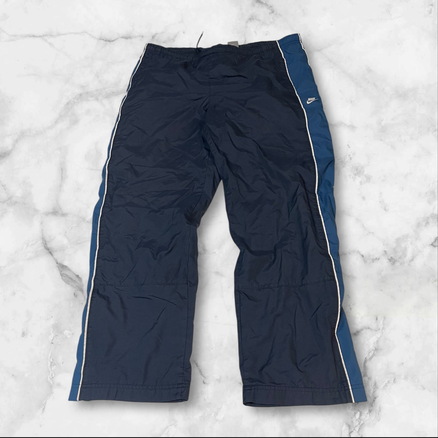 Entdecke unsere Vintage Track Pants von Nike und anderen Marken, erhältlich bei Valuxery.de - Dein Shop für trendige Vintage - Kleidung. Unsere Track Pants sind aus hochwertigen Materialien und