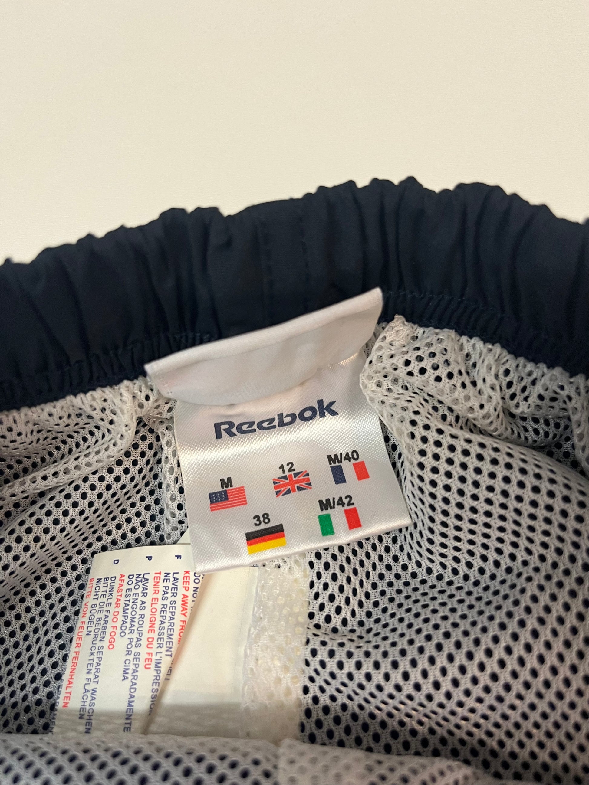 Entdecke unsere Vintage Track Pants von Nike und anderen Marken, erhältlich bei Valuxery.de - Dein Shop für trendige Vintage - Kleidung. Unsere Track Pants sind aus hochwertigen Materialien und