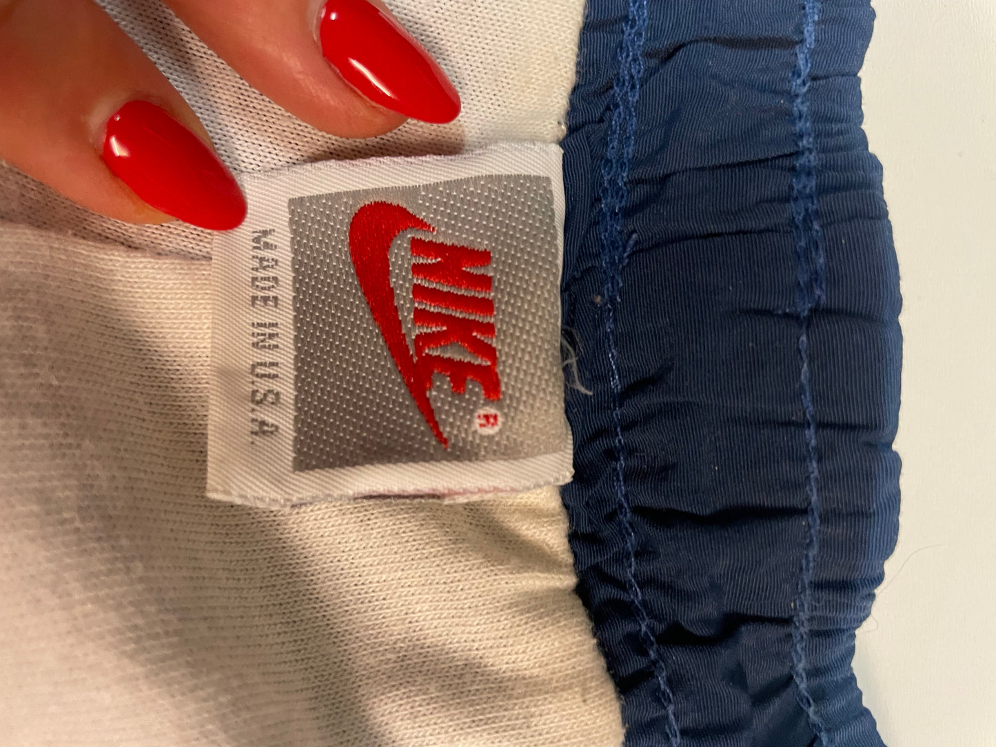 Entdecke unsere Vintage Track Pants von Nike und anderen Marken, erhältlich bei Valuxery.de - Dein Shop für trendige Vintage - Kleidung. Unsere Track Pants sind aus hochwertigen Materialien und