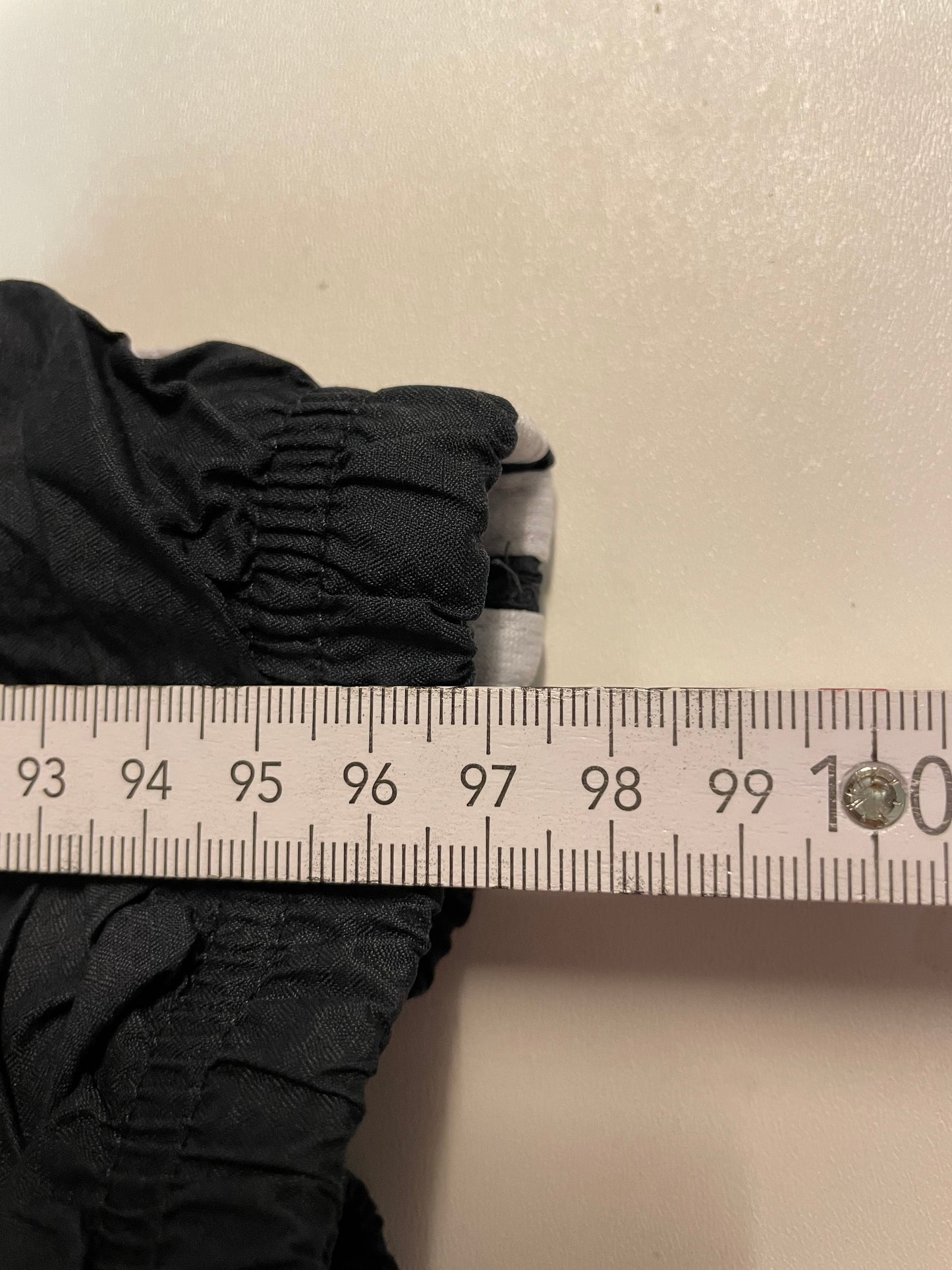 Entdecke unsere Vintage Track Pants von Nike und anderen Marken, erhältlich bei Valuxery.de - Dein Shop für trendige Vintage - Kleidung. Unsere Track Pants sind aus hochwertigen Materialien und