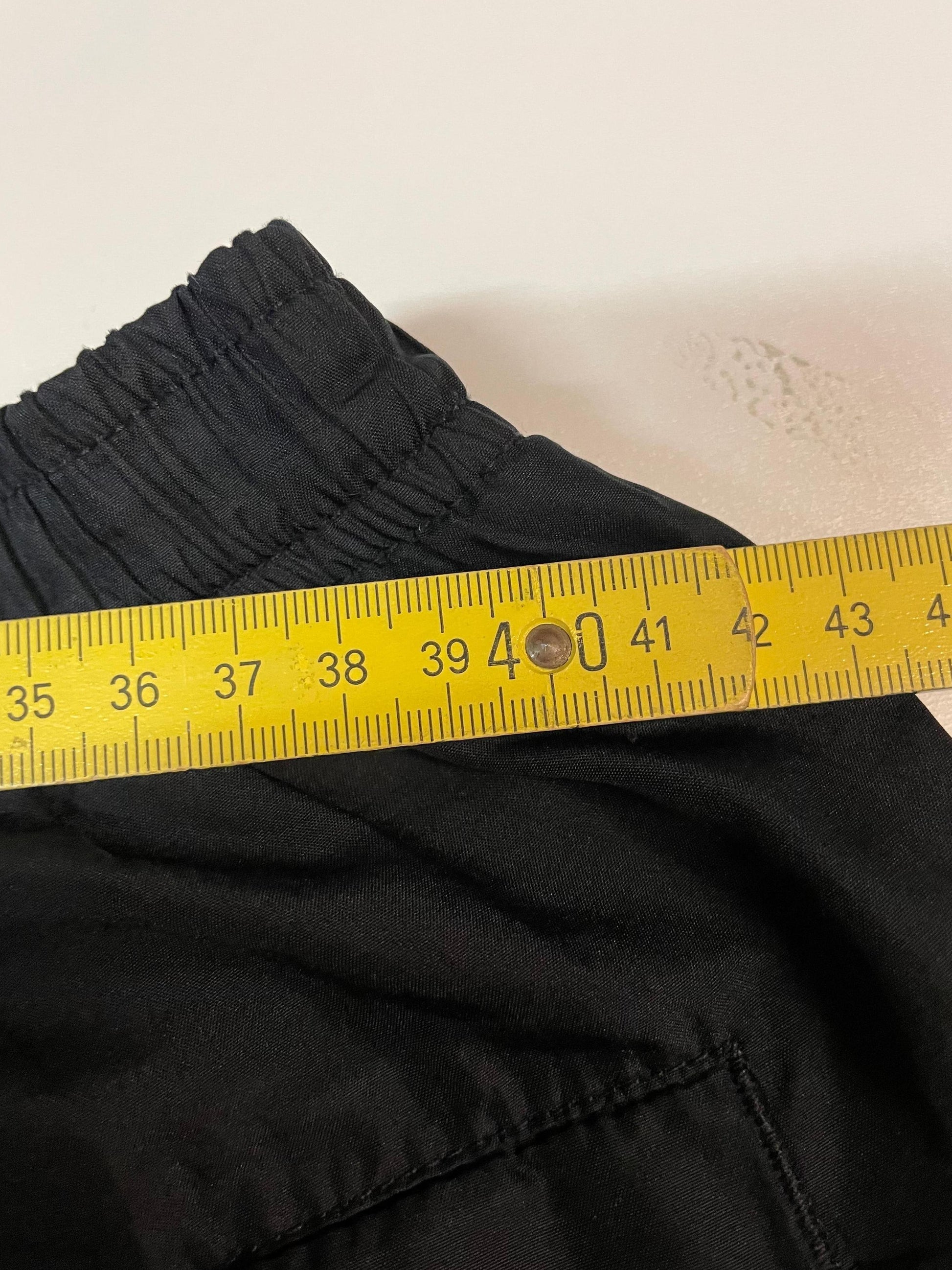 Entdecke unsere Vintage Track Pants von Nike und anderen Marken, erhältlich bei Valuxery.de - Dein Shop für trendige Vintage - Kleidung. Unsere Track Pants sind aus hochwertigen Materialien und