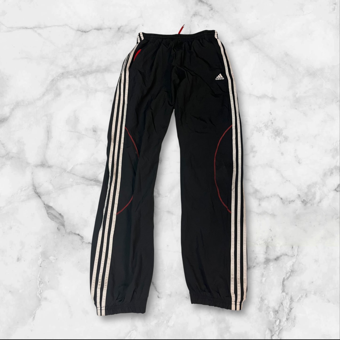 Entdecke unsere Vintage Track Pants von Nike und anderen Marken, erhältlich bei Valuxery.de - Dein Shop für trendige Vintage - Kleidung. Unsere Track Pants sind aus hochwertigen Materialien und