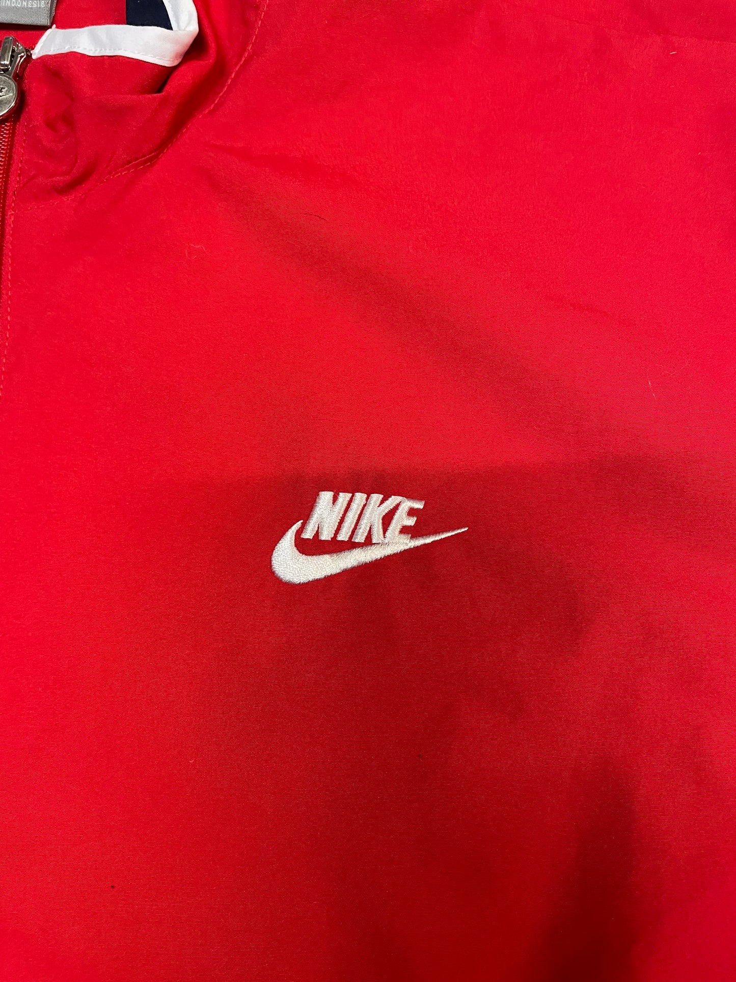 Entdecke unsere Vintage Track Pants von Nike und anderen Marken, erhältlich bei Valuxery.de - Dein Shop für trendige Vintage - Kleidung. Unsere Track Pants sind aus hochwertigen Materialien und