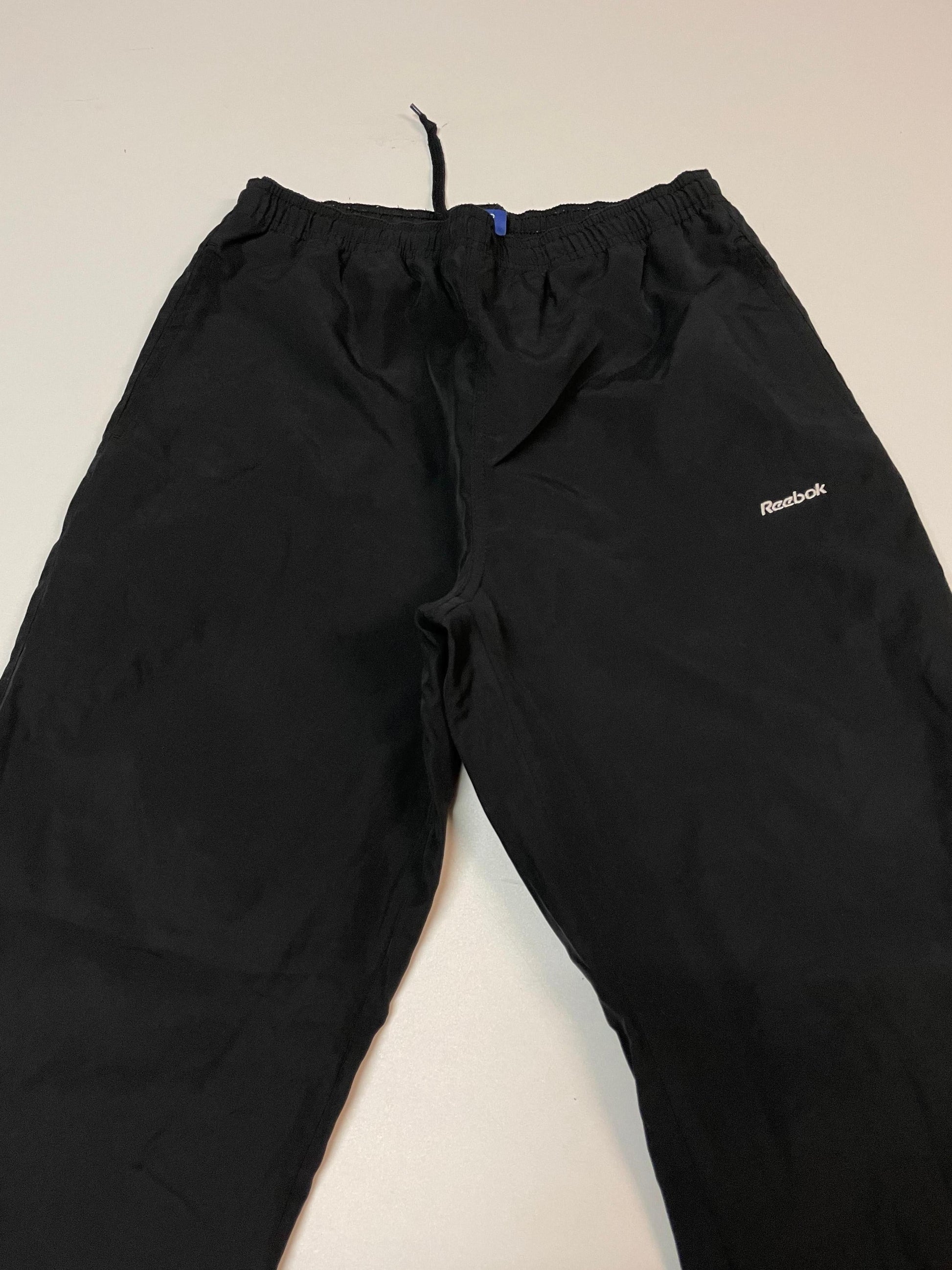 Entdecke unsere Vintage Track Pants von Nike und anderen Marken, erhältlich bei Valuxery.de - Dein Shop für trendige Vintage - Kleidung. Unsere Track Pants sind aus hochwertigen Materialien und