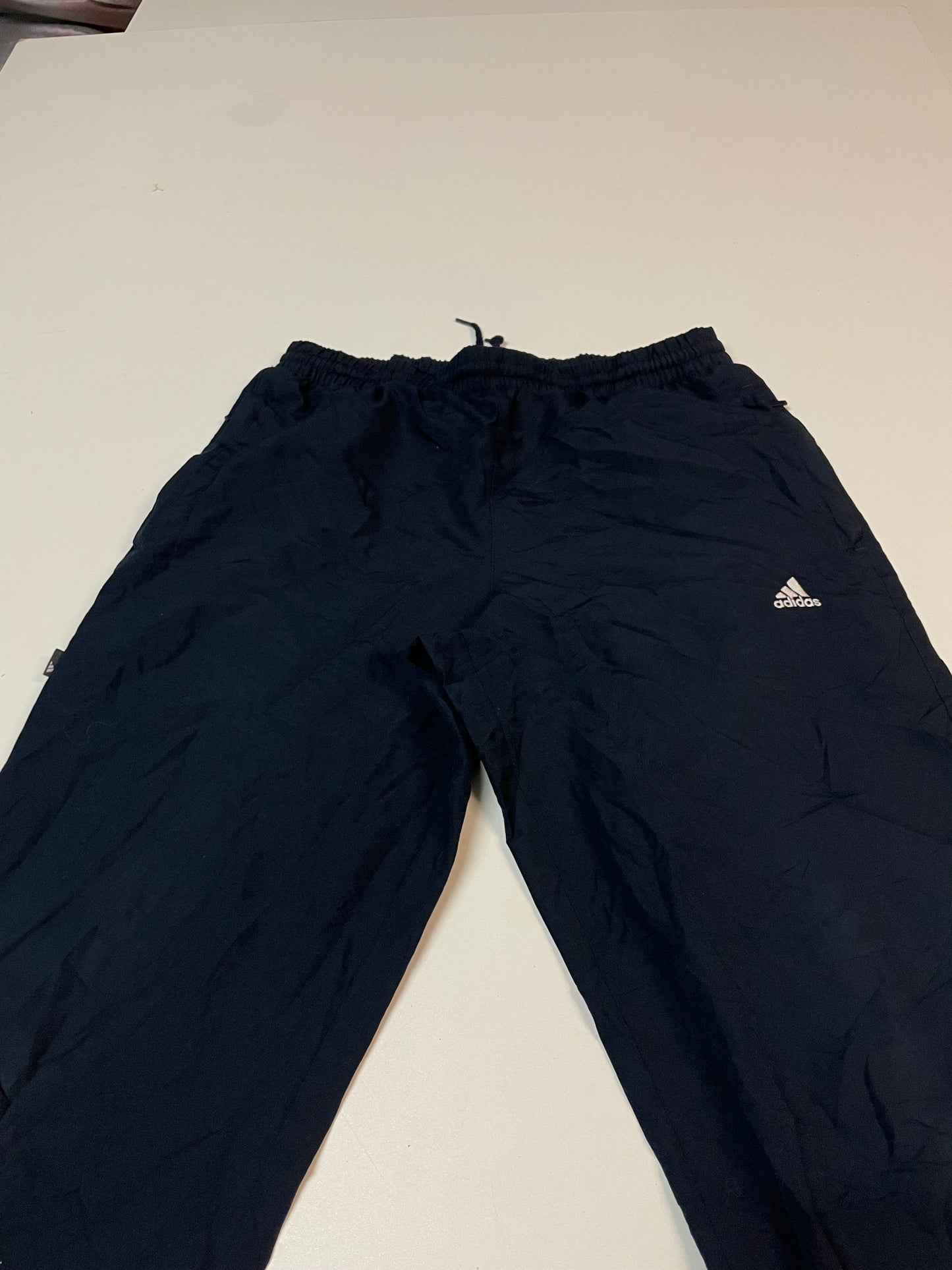 Entdecke unsere Vintage Track Pants von Nike und anderen Marken, erhältlich bei Valuxery.de - Dein Shop für trendige Vintage - Kleidung. Unsere Track Pants sind aus hochwertigen Materialien und