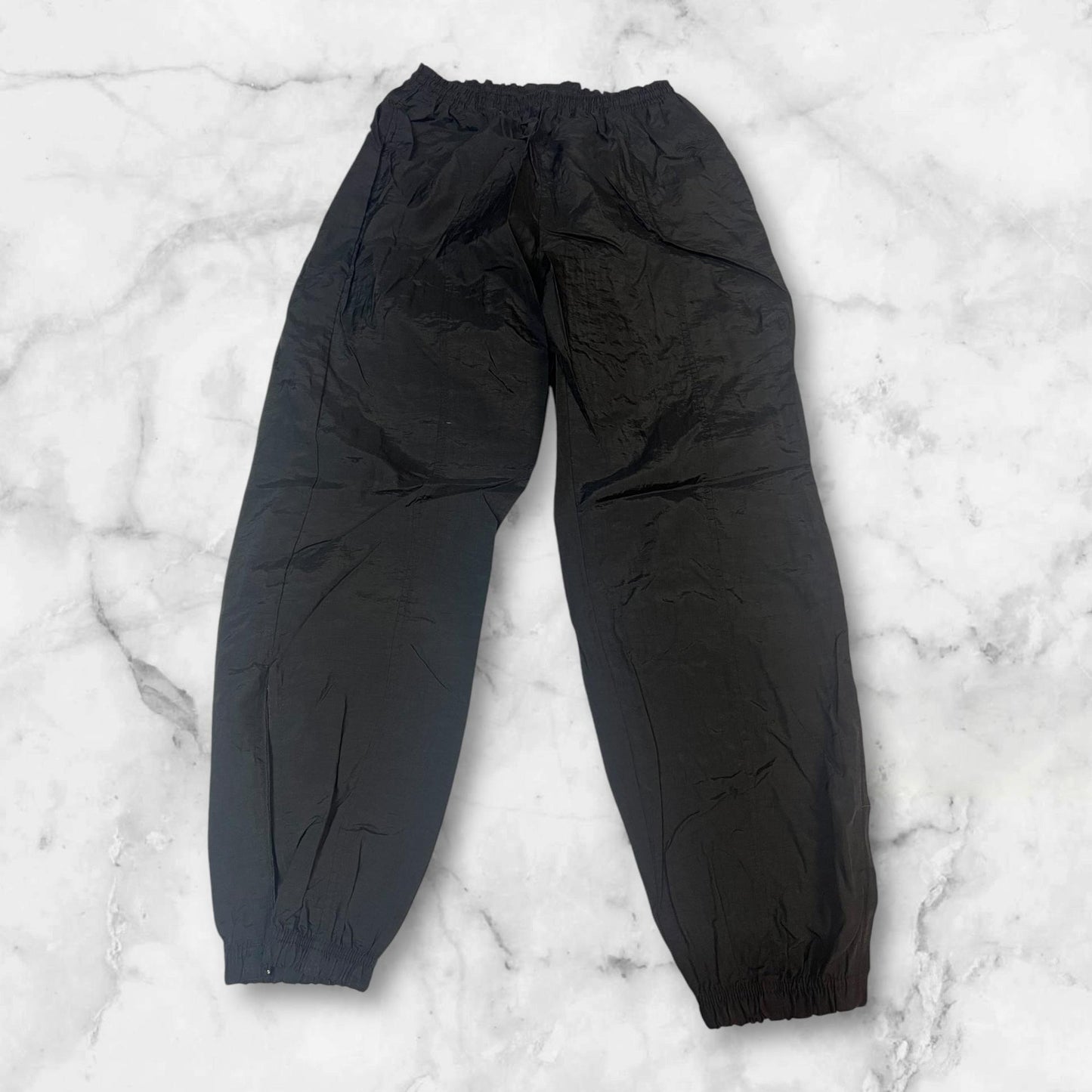 Entdecke unsere Vintage Track Pants von Nike und anderen Marken, erhältlich bei Valuxery.de - Dein Shop für trendige Vintage - Kleidung. Unsere Track Pants sind aus hochwertigen Materialien und