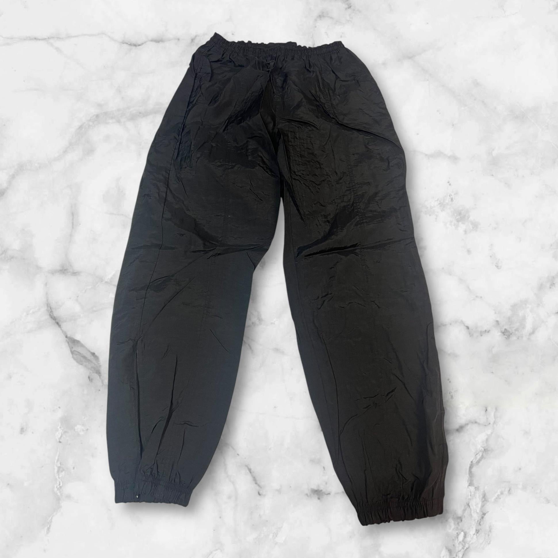 Entdecke unsere Vintage Track Pants von Nike und anderen Marken, erhältlich bei Valuxery.de - Dein Shop für trendige Vintage - Kleidung. Unsere Track Pants sind aus hochwertigen Materialien und