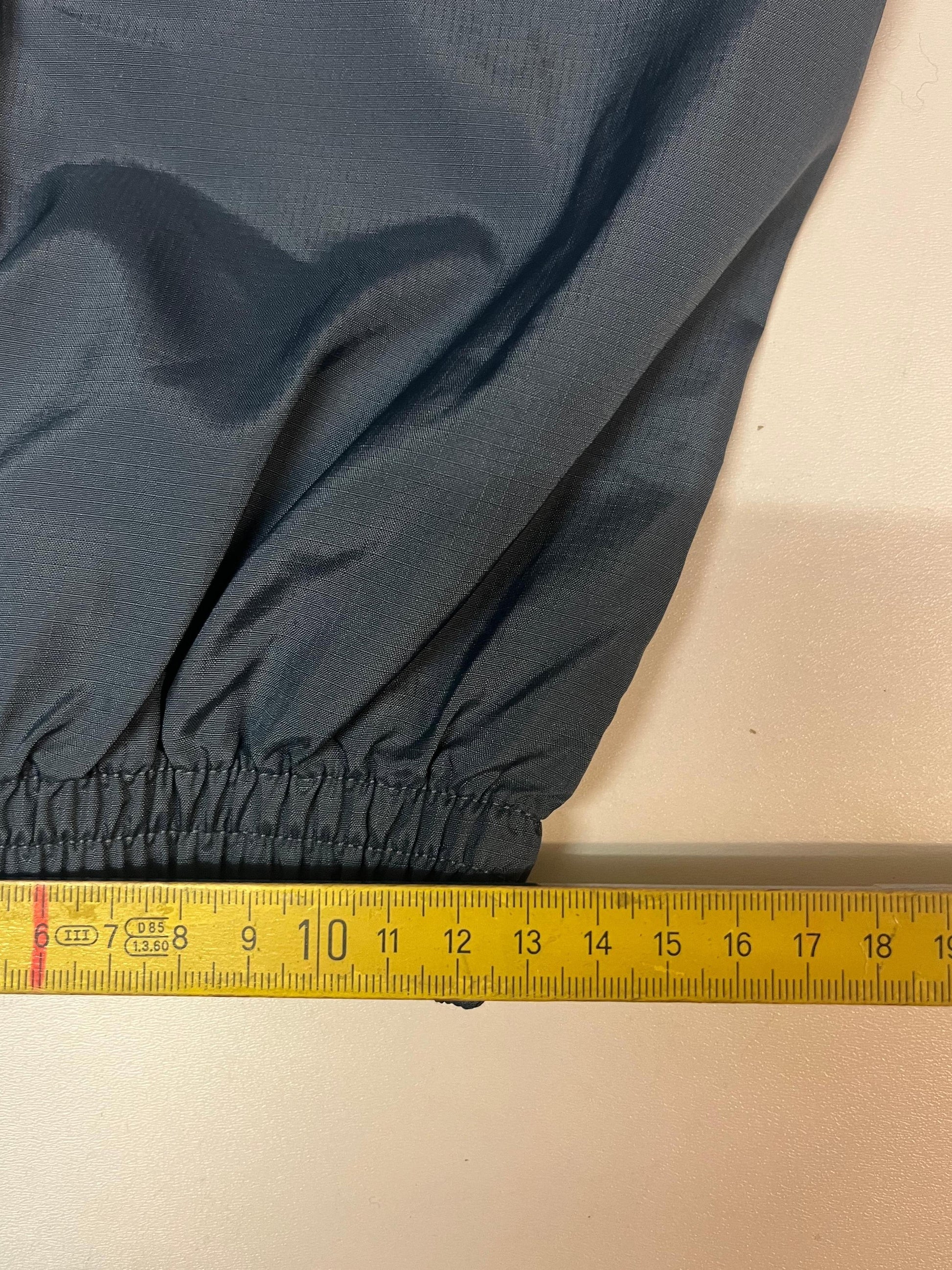 Entdecke unsere Vintage Track Pants von Nike und anderen Marken, erhältlich bei Valuxery.de - Dein Shop für trendige Vintage - Kleidung. Unsere Track Pants sind aus hochwertigen Materialien und