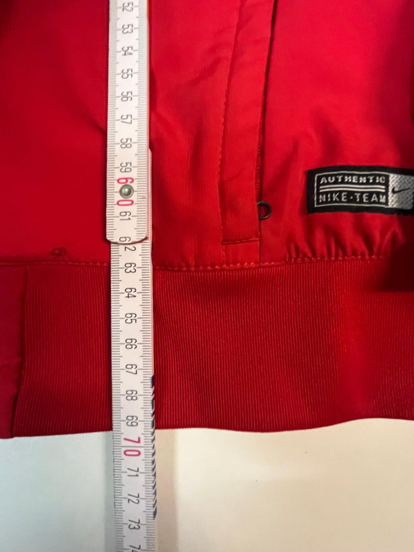 Entdecke unsere Vintage Track Pants von Nike und anderen Marken, erhältlich bei Valuxery.de - Dein Shop für trendige Vintage - Kleidung. Unsere Track Pants sind aus hochwertigen Materialien und