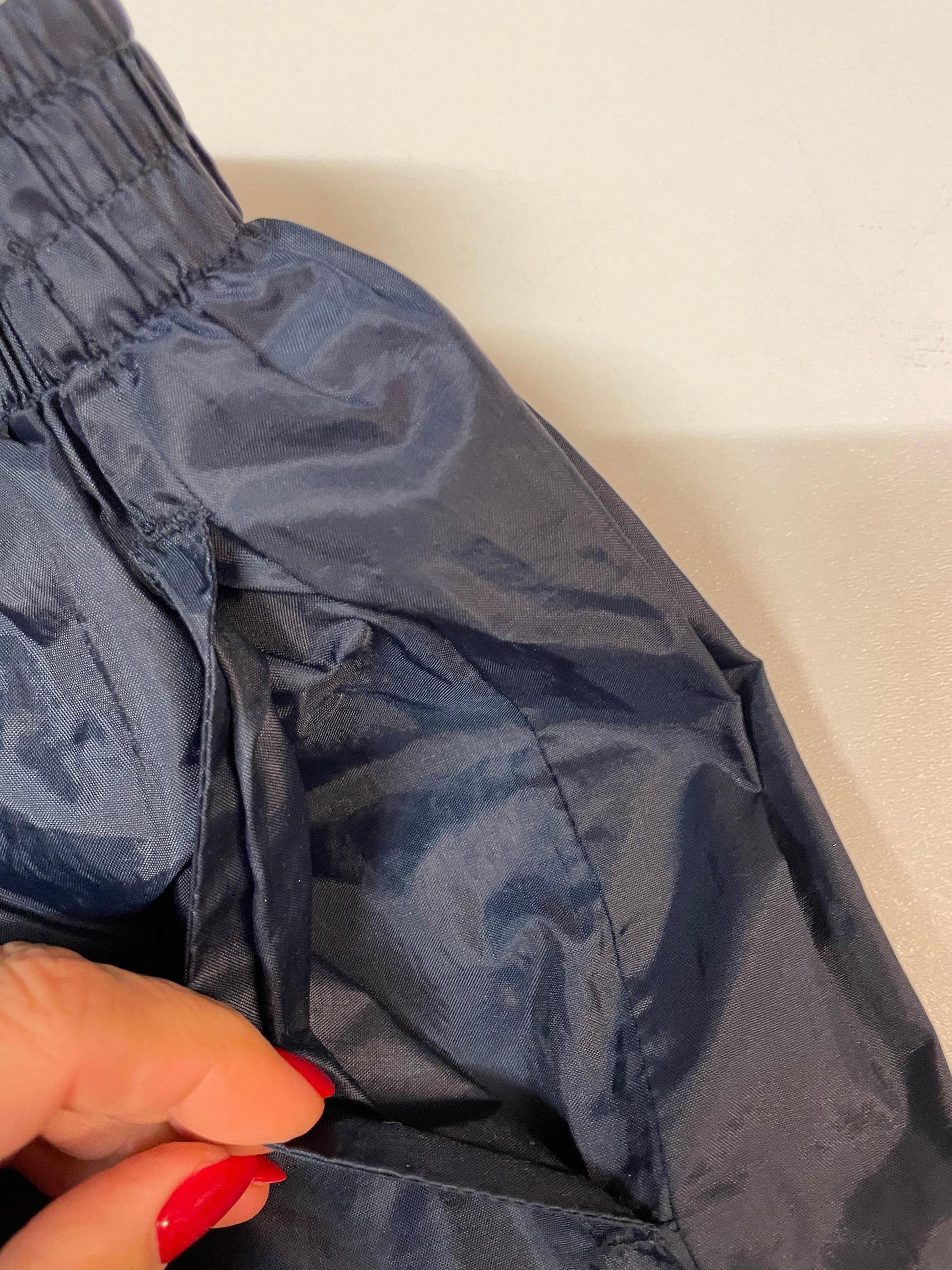 Entdecke unsere Vintage Track Pants von Nike und anderen Marken, erhältlich bei Valuxery.de - Dein Shop für trendige Vintage - Kleidung. Unsere Track Pants sind aus hochwertigen Materialien und