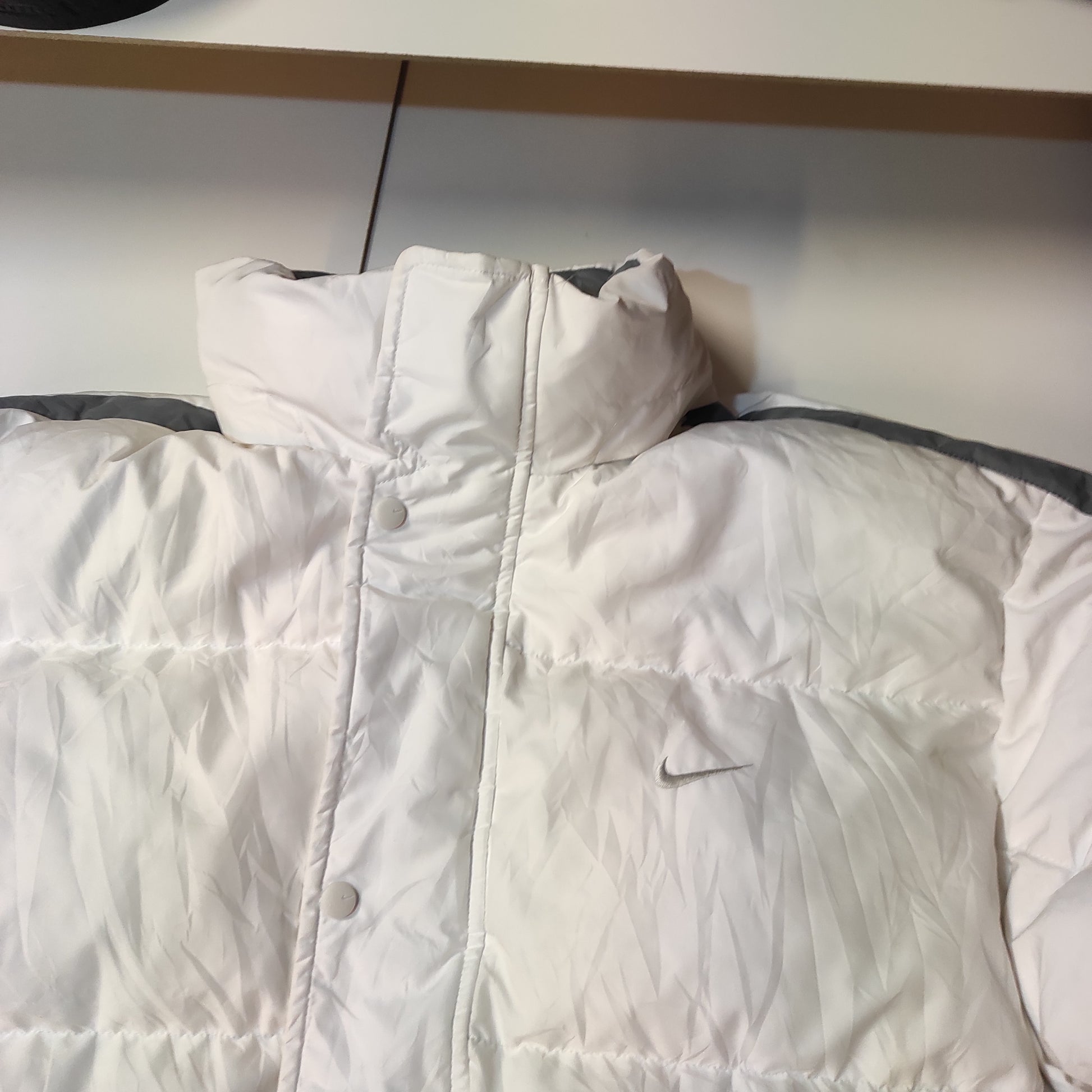 Entdecke unsere Vintage Track Pants von Nike und anderen Marken, erhältlich bei Valuxery.de - Dein Shop für trendige Vintage - Kleidung. Unsere Track Pants sind aus hochwertigen Materialien und