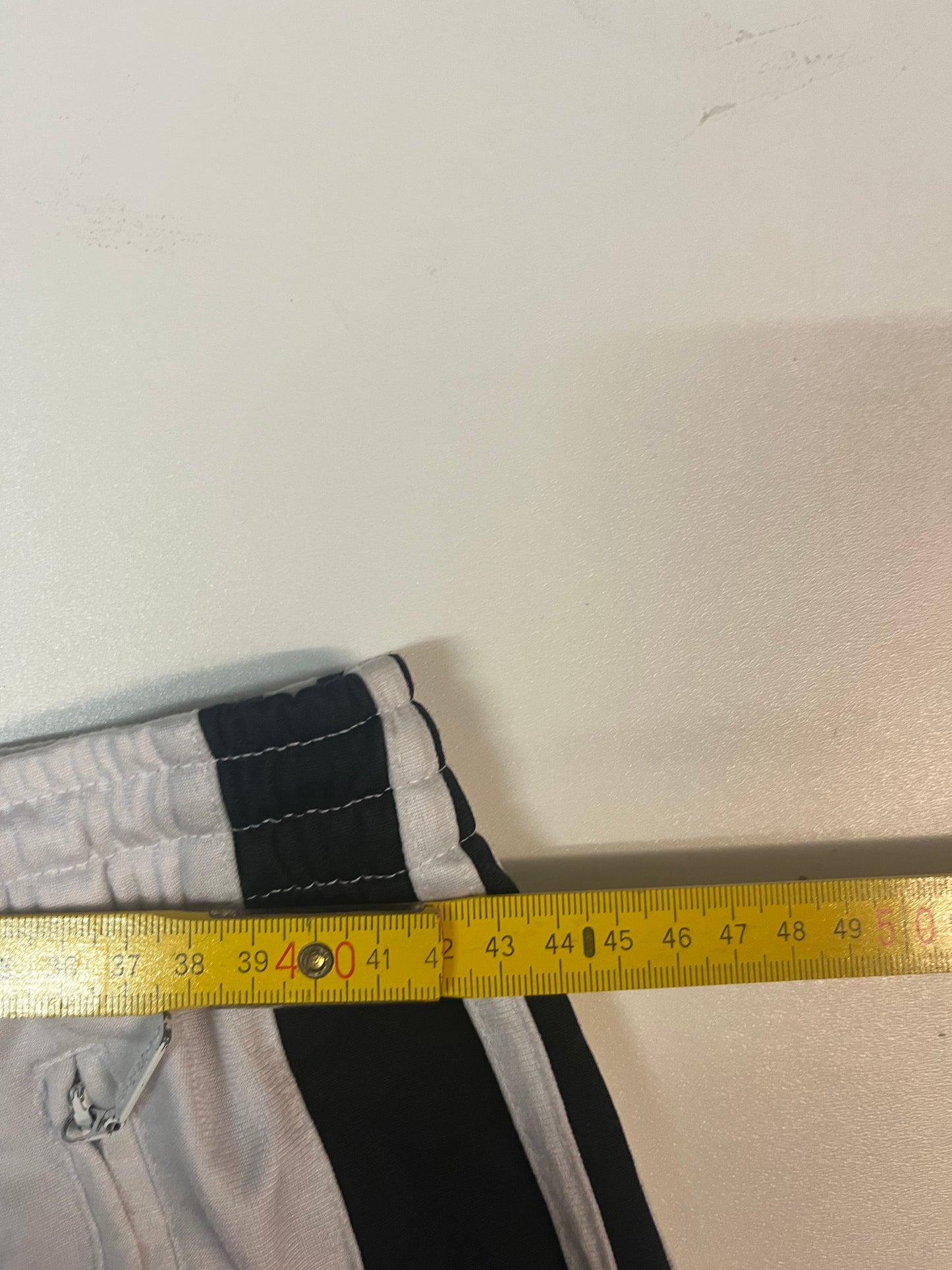 Entdecke unsere Vintage Track Pants von Nike und anderen Marken, erhältlich bei Valuxery.de - Dein Shop für trendige Vintage - Kleidung. Unsere Track Pants sind aus hochwertigen Materialien und