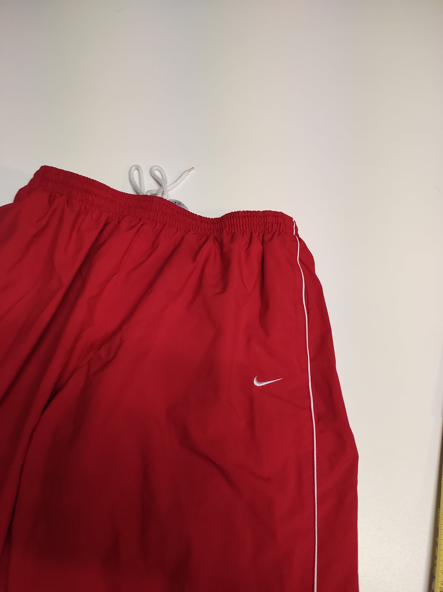Entdecke unsere Vintage Track Pants von Nike und anderen Marken, erhältlich bei Valuxery.de - Dein Shop für trendige Vintage - Kleidung. Unsere Track Pants sind aus hochwertigen Materialien und