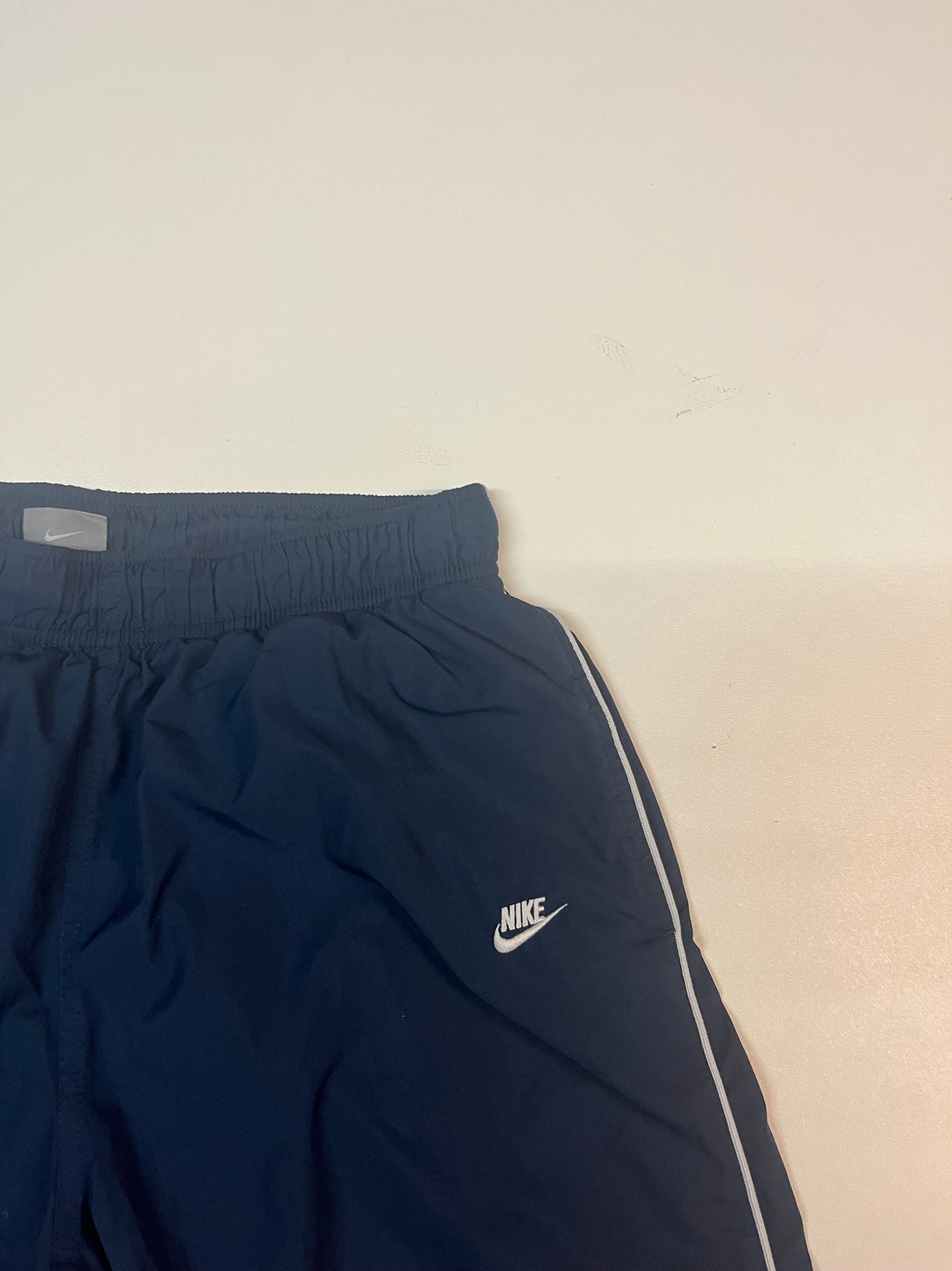Entdecke unsere Vintage Track Pants von Nike und anderen Marken, erhältlich bei Valuxery.de - Dein Shop für trendige Vintage - Kleidung. Unsere Track Pants sind aus hochwertigen Materialien und