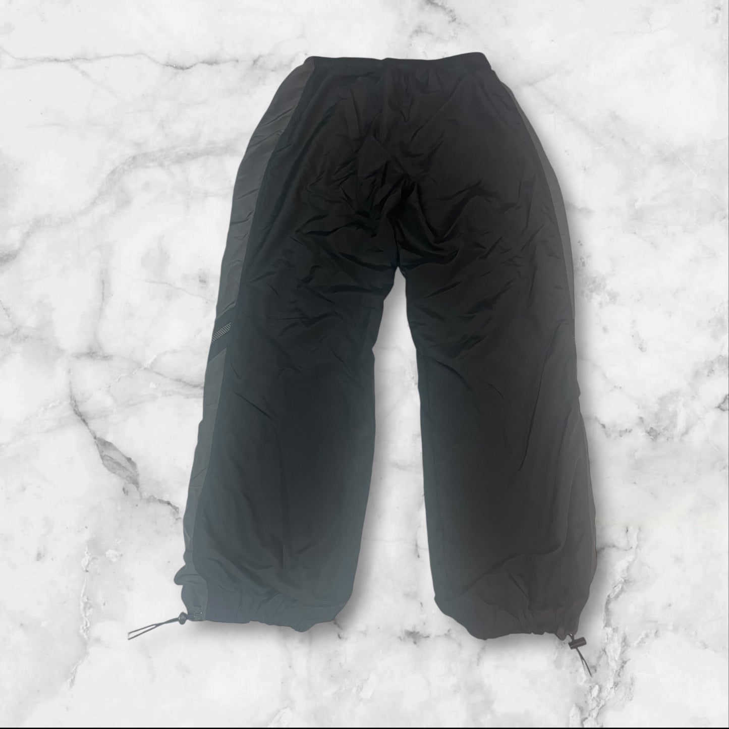 Entdecke unsere Vintage Track Pants von Nike und anderen Marken, erhältlich bei Valuxery.de - Dein Shop für trendige Vintage - Kleidung. Unsere Track Pants sind aus hochwertigen Materialien und