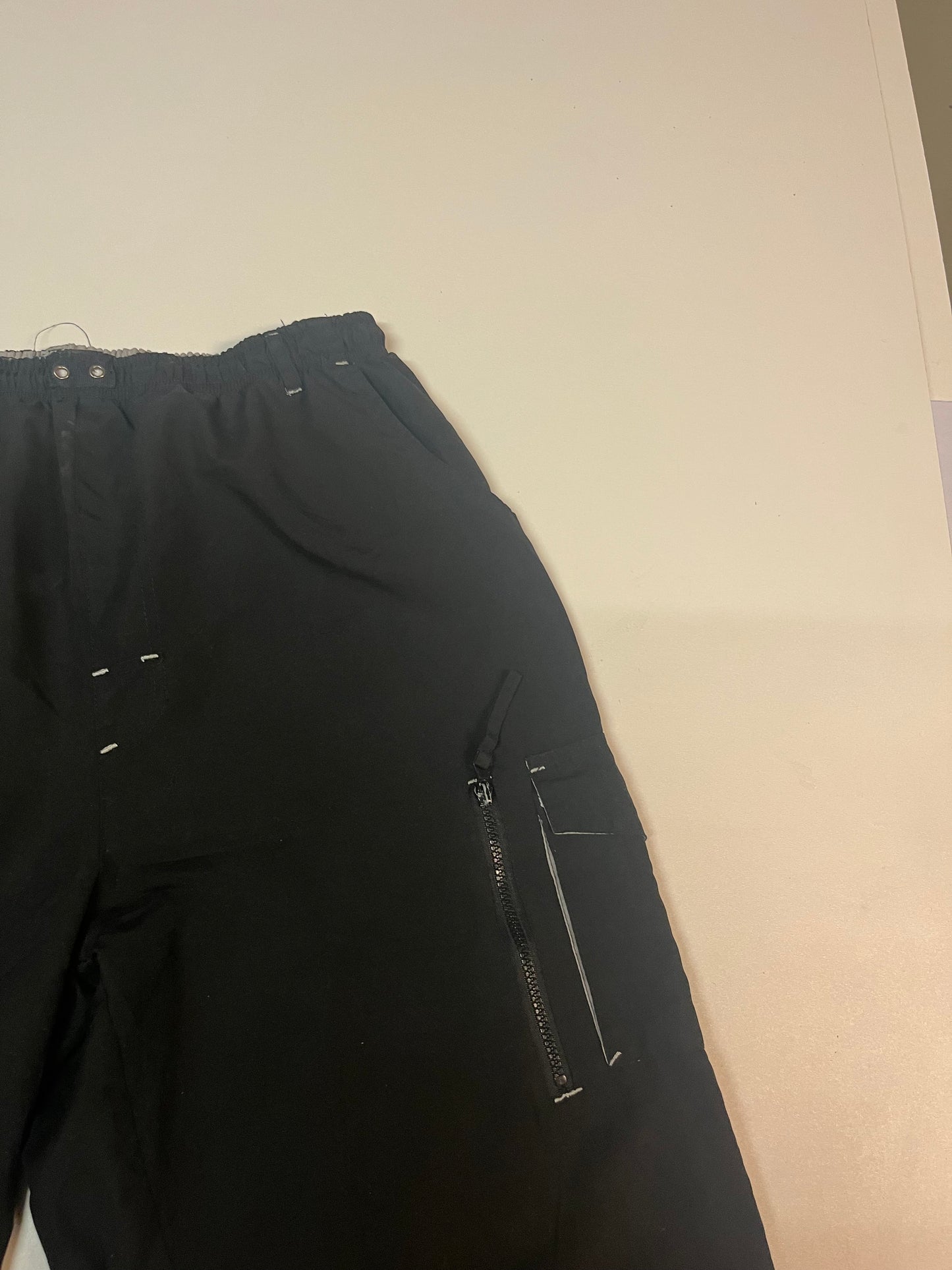 Entdecke unsere Vintage Track Pants von Nike und anderen Marken, erhältlich bei Valuxery.de - Dein Shop für trendige Vintage - Kleidung. Unsere Track Pants sind aus hochwertigen Materialien und