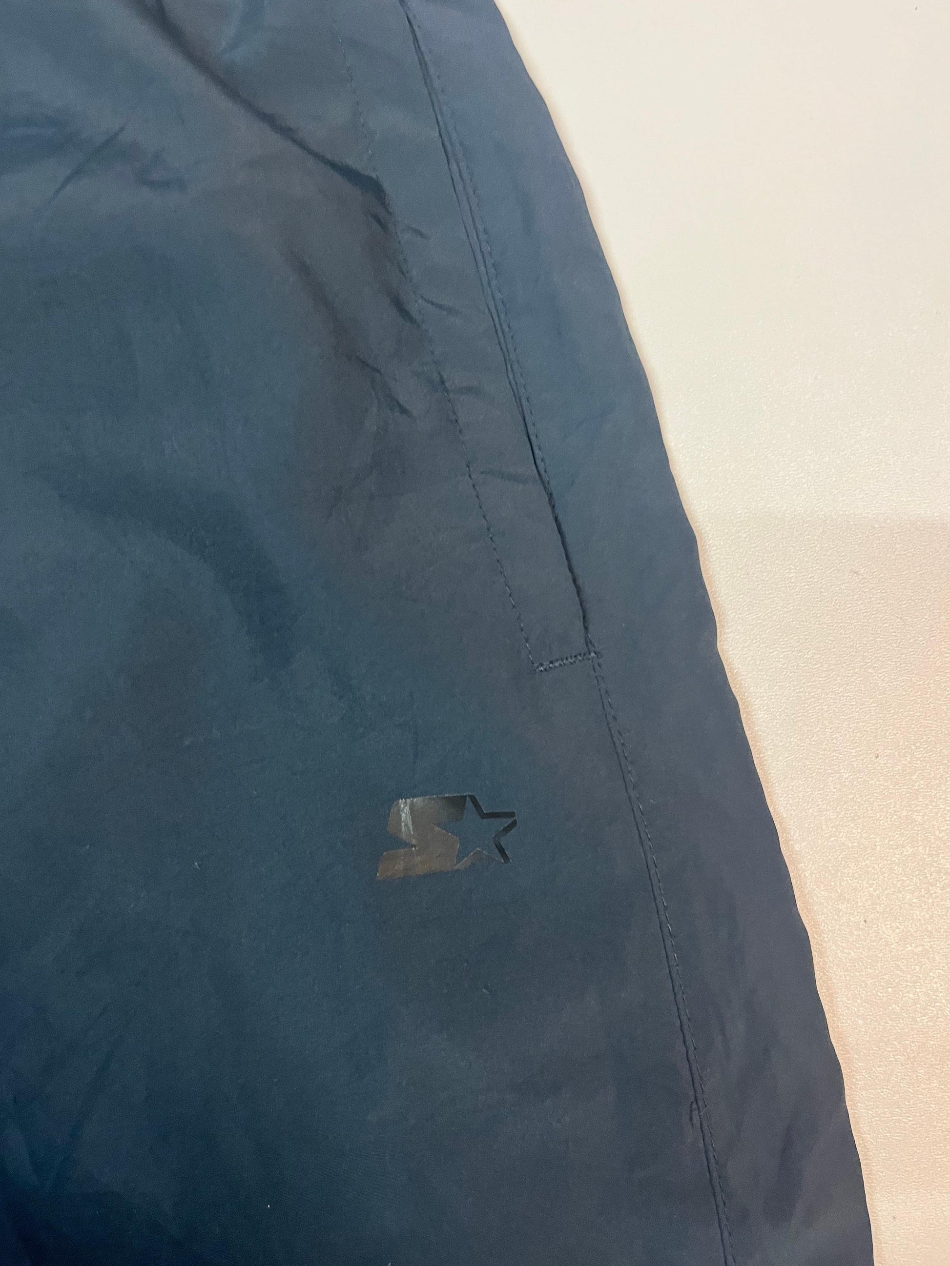 Entdecke unsere Vintage Track Pants von Nike und anderen Marken, erhältlich bei Valuxery.de - Dein Shop für trendige Vintage - Kleidung. Unsere Track Pants sind aus hochwertigen Materialien und