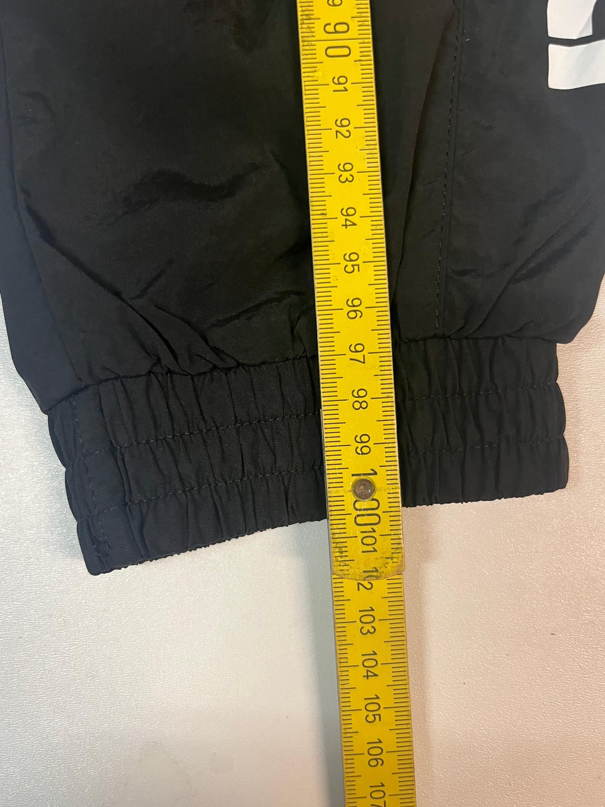 Entdecke unsere Vintage Track Pants von Nike und anderen Marken, erhältlich bei Valuxery.de - Dein Shop für trendige Vintage - Kleidung. Unsere Track Pants sind aus hochwertigen Materialien und