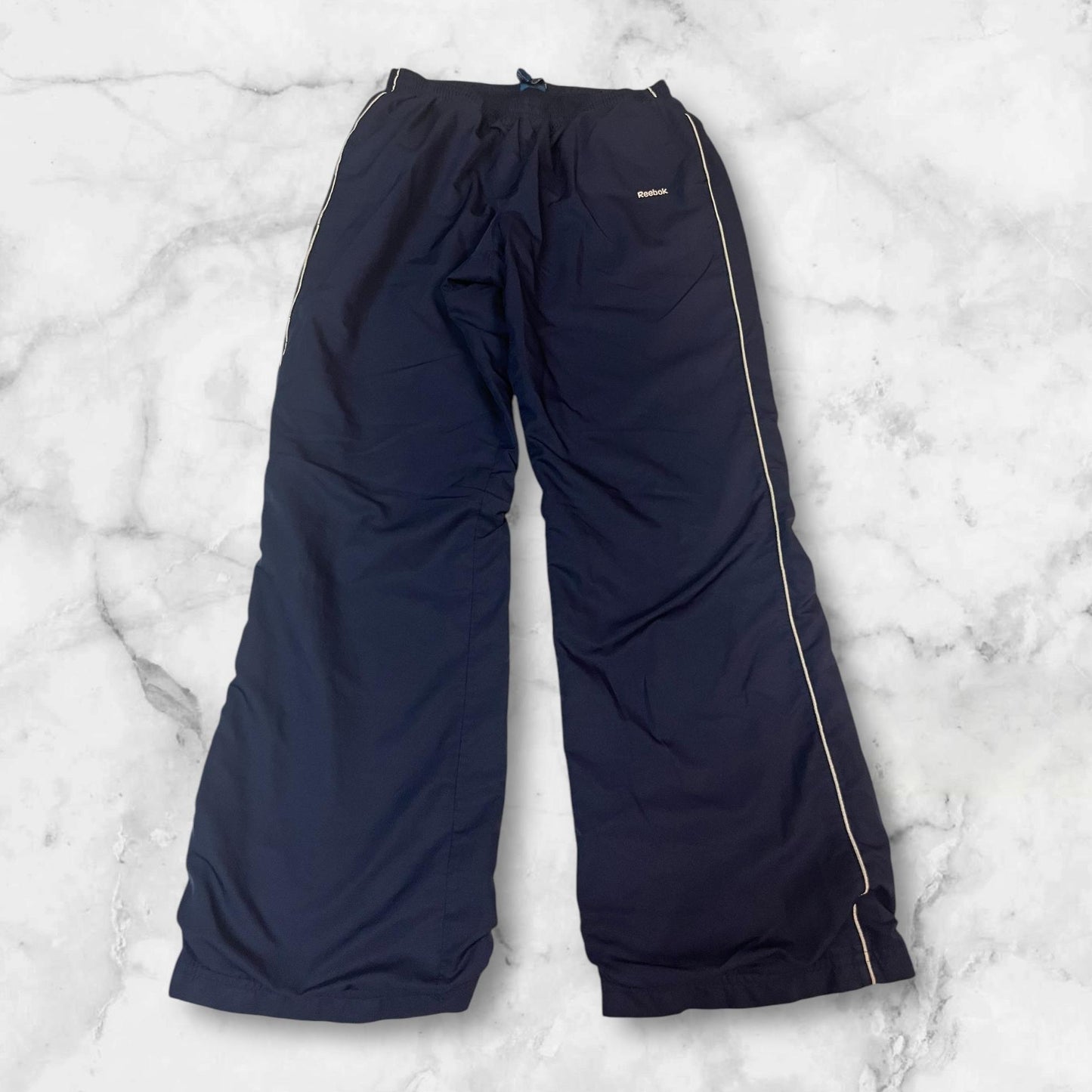 Entdecke unsere Vintage Track Pants von Nike und anderen Marken, erhältlich bei Valuxery.de - Dein Shop für trendige Vintage - Kleidung. Unsere Track Pants sind aus hochwertigen Materialien und