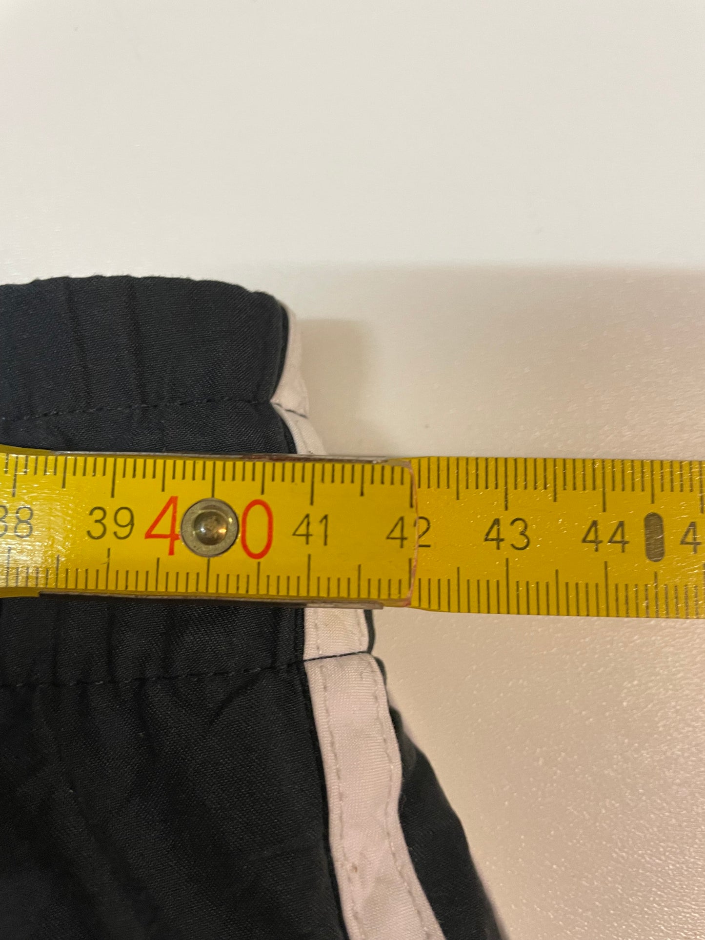 Entdecke unsere Vintage Track Pants von Nike und anderen Marken, erhältlich bei Valuxery.de - Dein Shop für trendige Vintage - Kleidung. Unsere Track Pants sind aus hochwertigen Materialien und