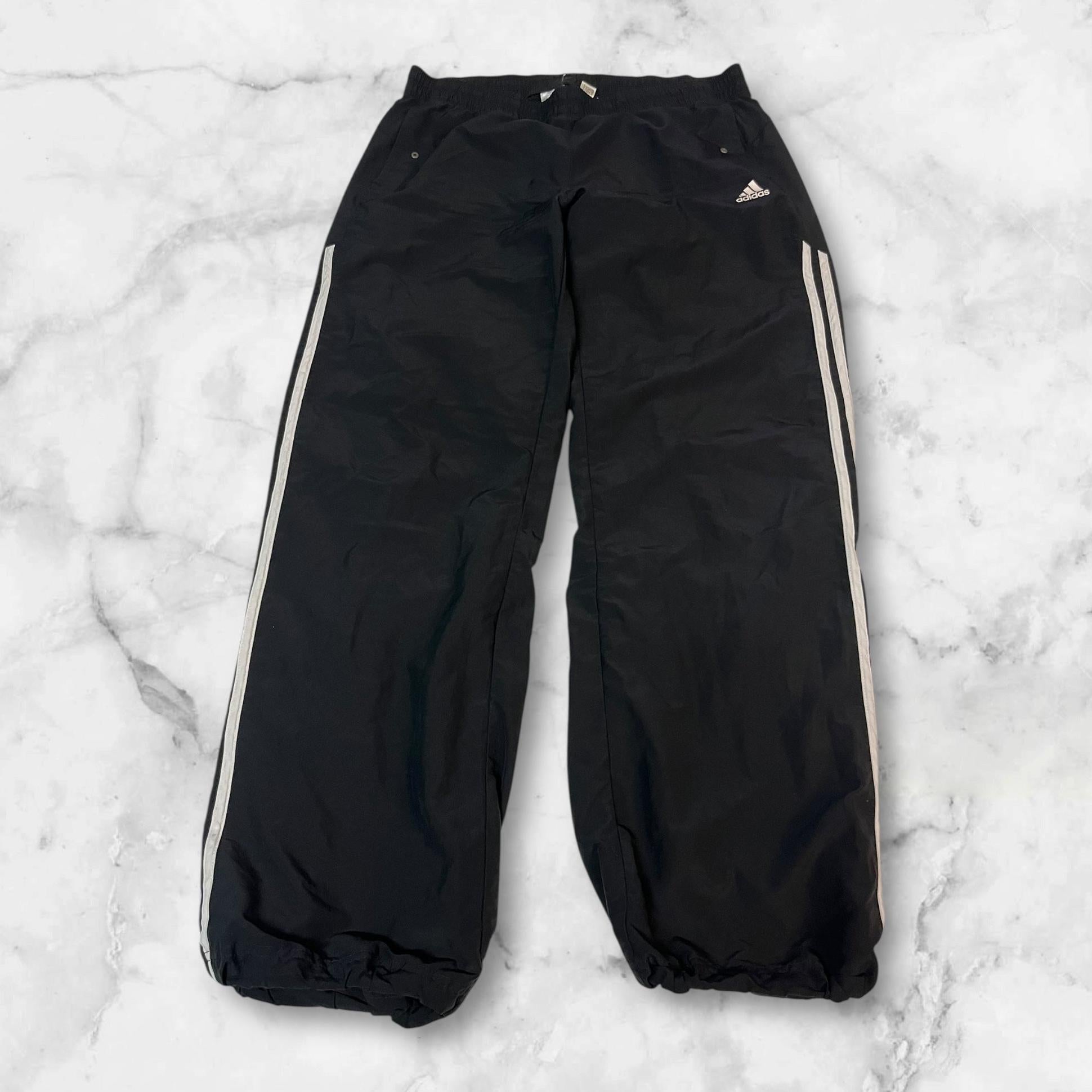 Entdecke unsere Vintage Track Pants von Nike und anderen Marken, erhältlich bei Valuxery.de - Dein Shop für trendige Vintage - Kleidung. Unsere Track Pants sind aus hochwertigen Materialien und